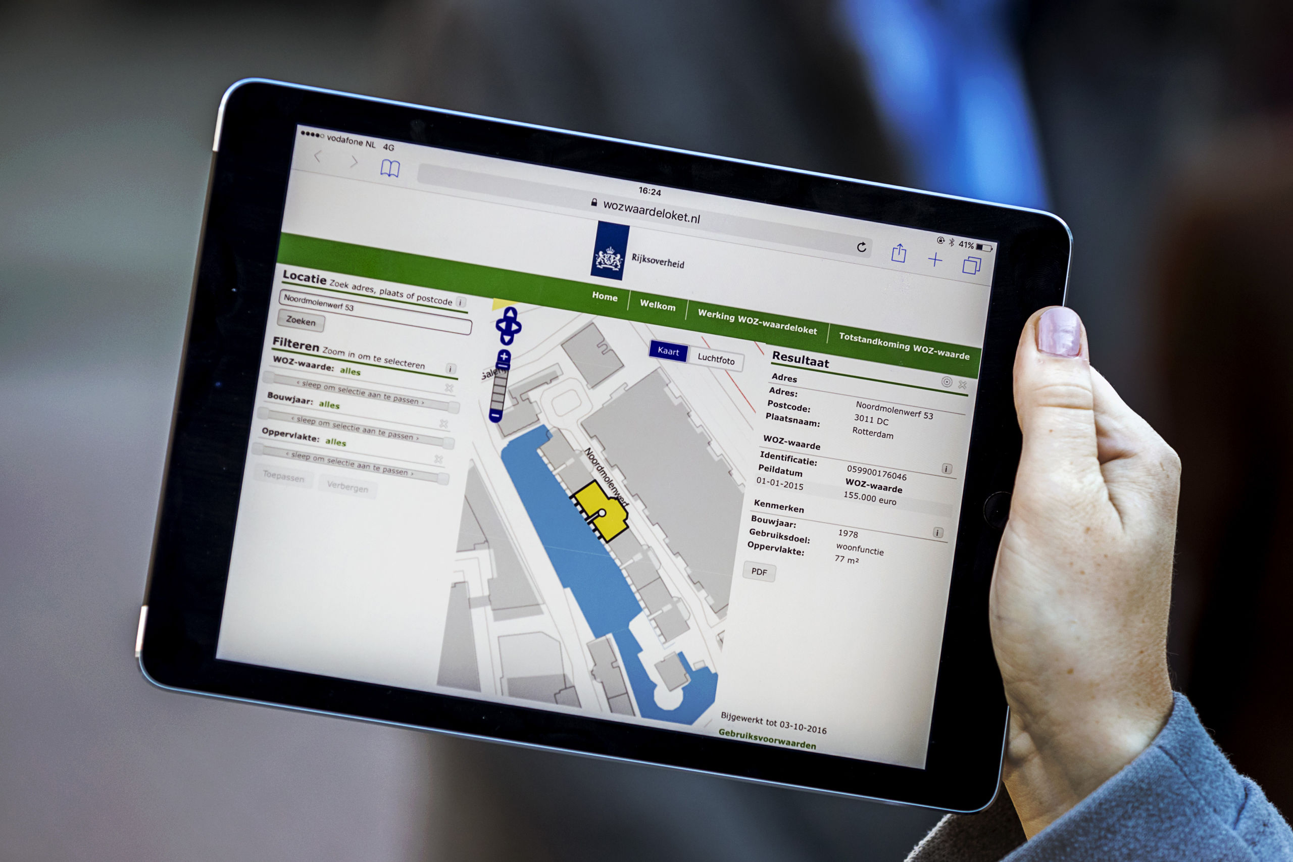 De website van het WOZ-waardeloket op een iPad. Met het loket kunnen burgers online de WOZ-waarde van woningen raadplegen.
