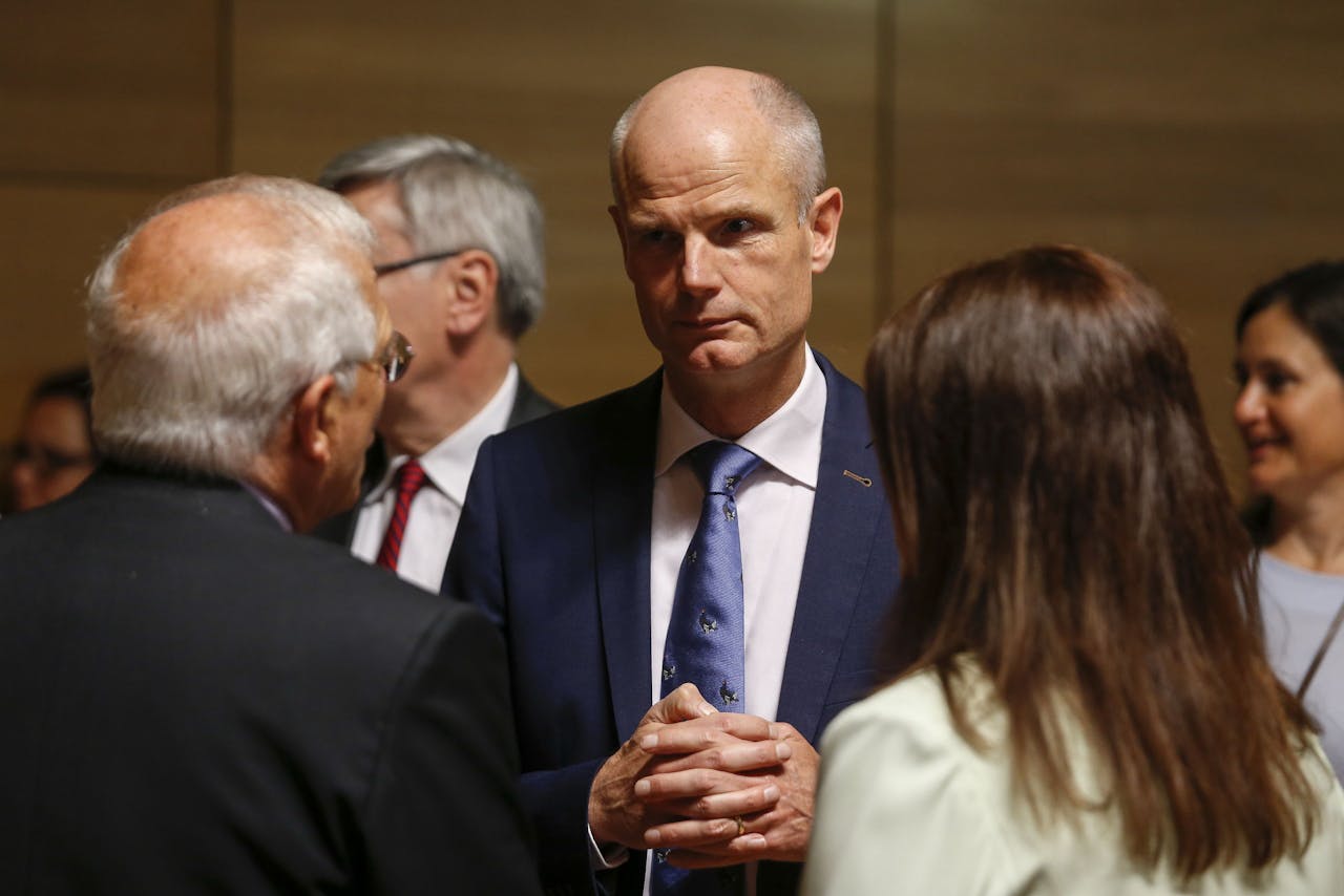 2018-06-26 09:00:47 epa06840615 Spanish Minister of Foreign Affairs Josep Borrell and Dutch Foreign Minister Stef Blok (C) at the General Affairs Council meeting in Luxembourg, 26 June 2018. The Council will discuss the 2018 enlargement package presented by the Commission in April and will continue preparations for the European Council on 28 and 29 June 2018 by examining draft conclusions. EPA/JULIEN WARNAND