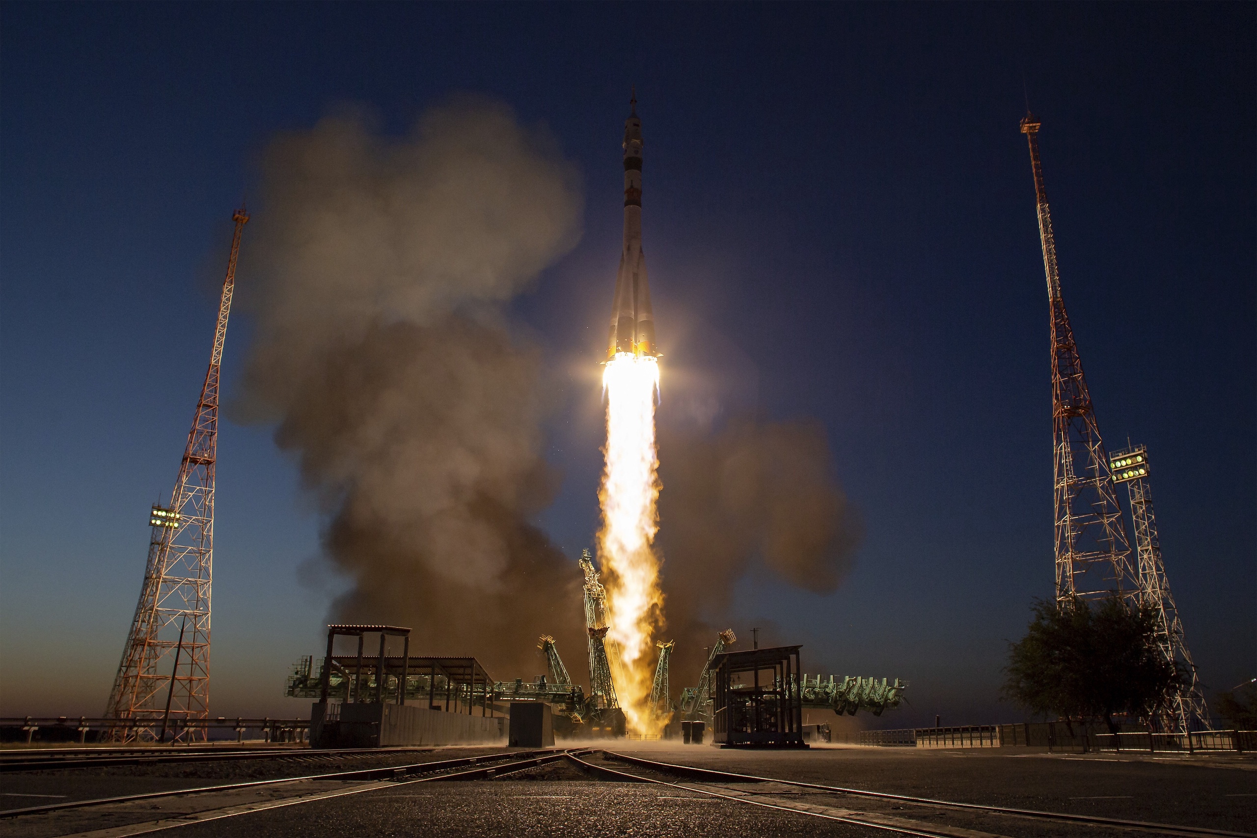 Een raket met een Amerikaanse astronaut en twee Russische kosmonauten vertrok naar het ISS.