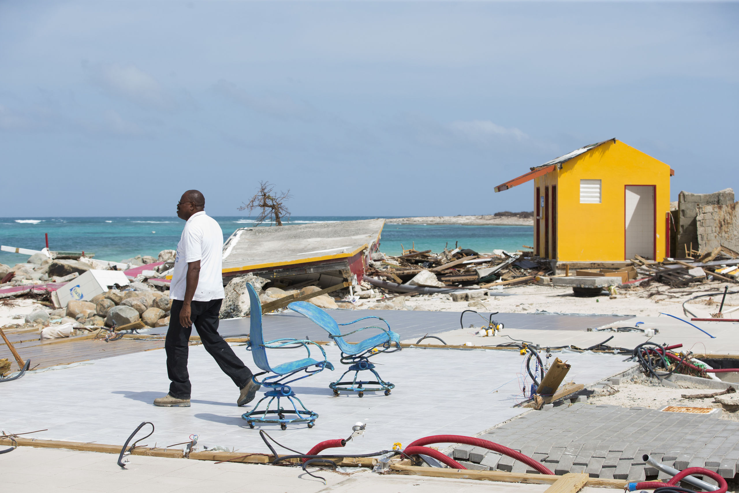 Ravage op het strand van Orient Bay, aangericht door de orkaan Irma op het Franse gedeelte van Sint Maarten, vlakbij de Nederlandse grens op het eiland.