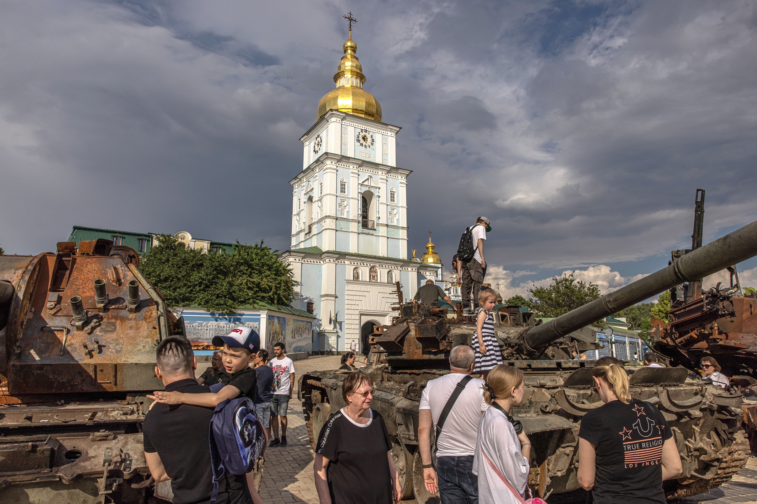 In het centrum van Kiev werden de afgelopen dagen veroverde Russische militaire voertuigen tentoongesteld