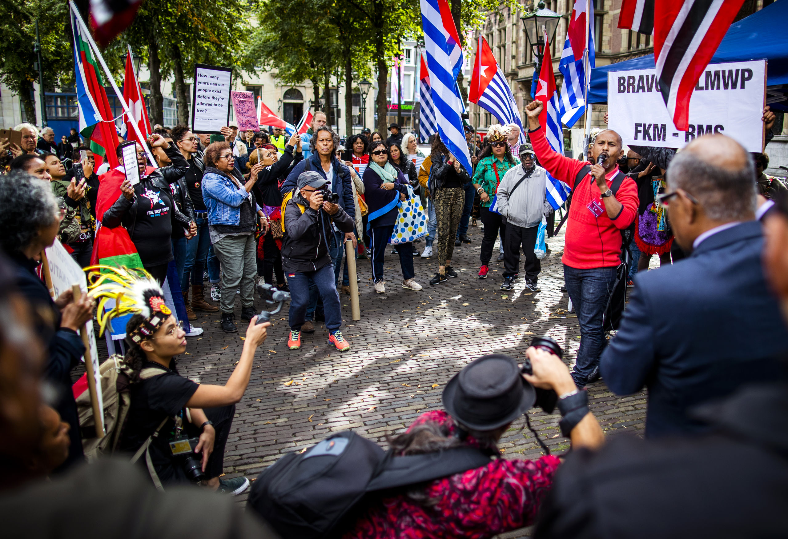 Leden van Free West Papua Campaign Nederland demonstreren tegen het buitensporige geweld dat plaatsvindt in West Papua door het Indonesische leger. 