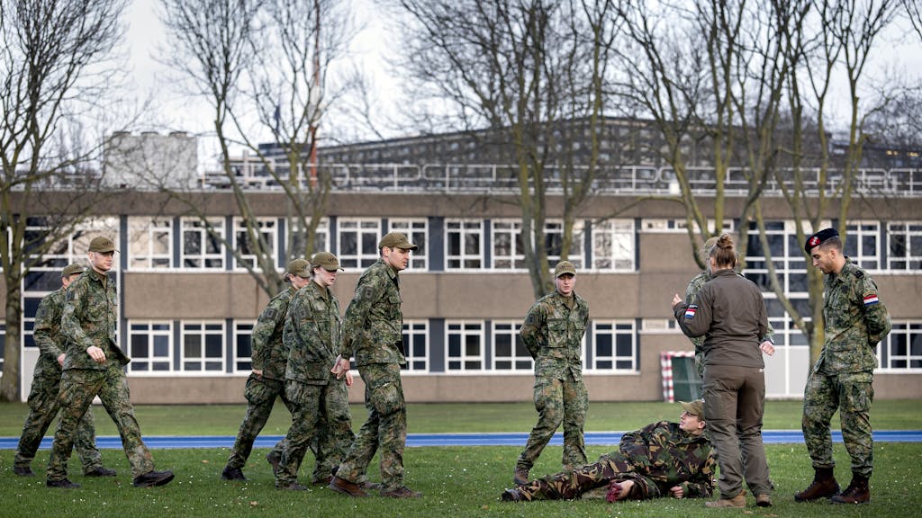 Volkskrant: Defensie met afstand grootste werkgever van Nederland