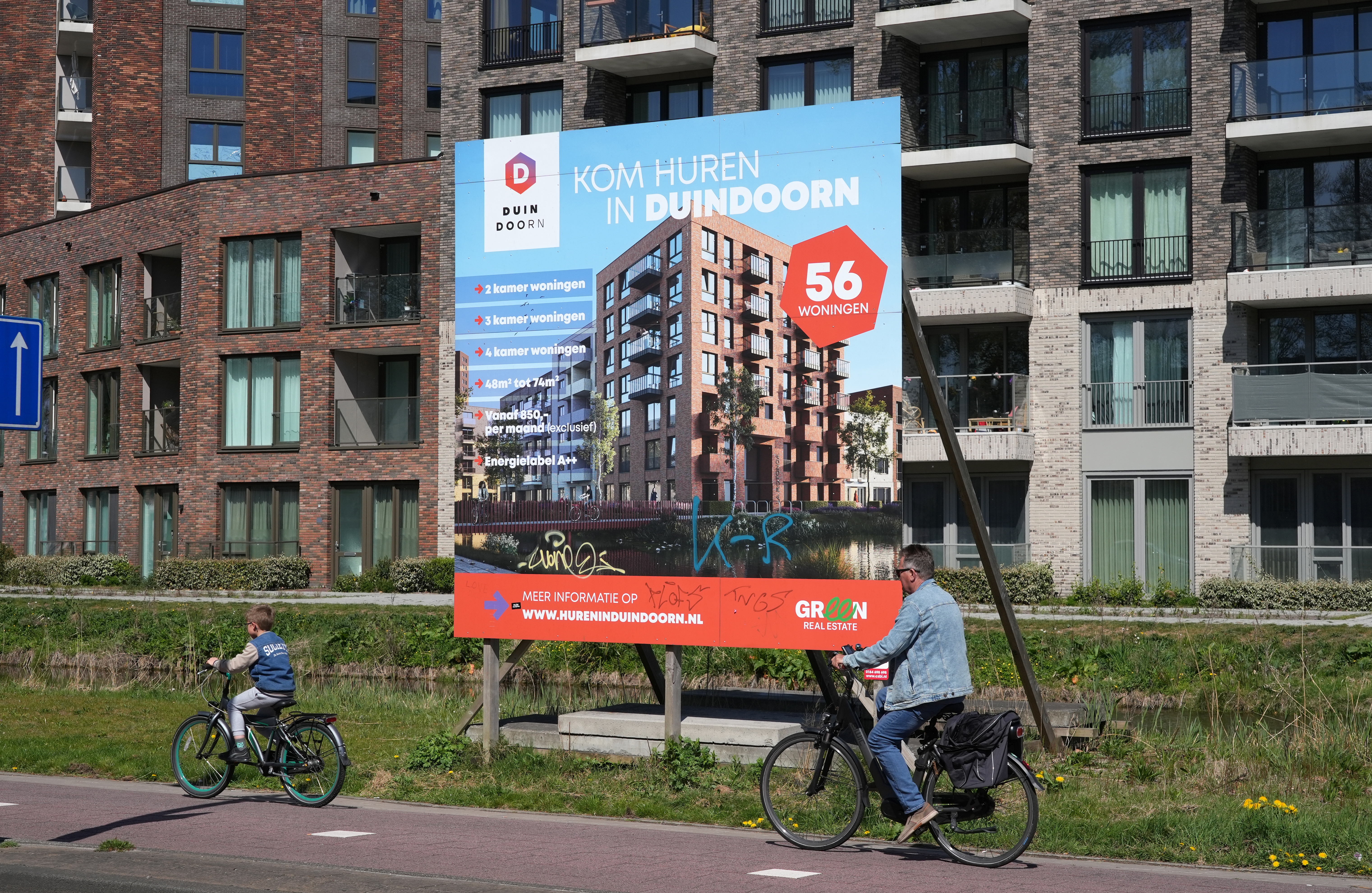 De huurmarkt in de vrije sector bleef ook in het vierde kwartaal van 2025 ‘structureel krap’, melden woningplatformen Huurwoningen.nl en Pararius. De prijs ging omhoog naar gemiddeld 1838 euro per maand en er verdwenen meer huurwoningen van de markt dan erbij kwamen. Beschikbare woningen stonden minder lang online; het scheelt een dag vergeleken met hetzelfde kwartaal een jaar eerder.