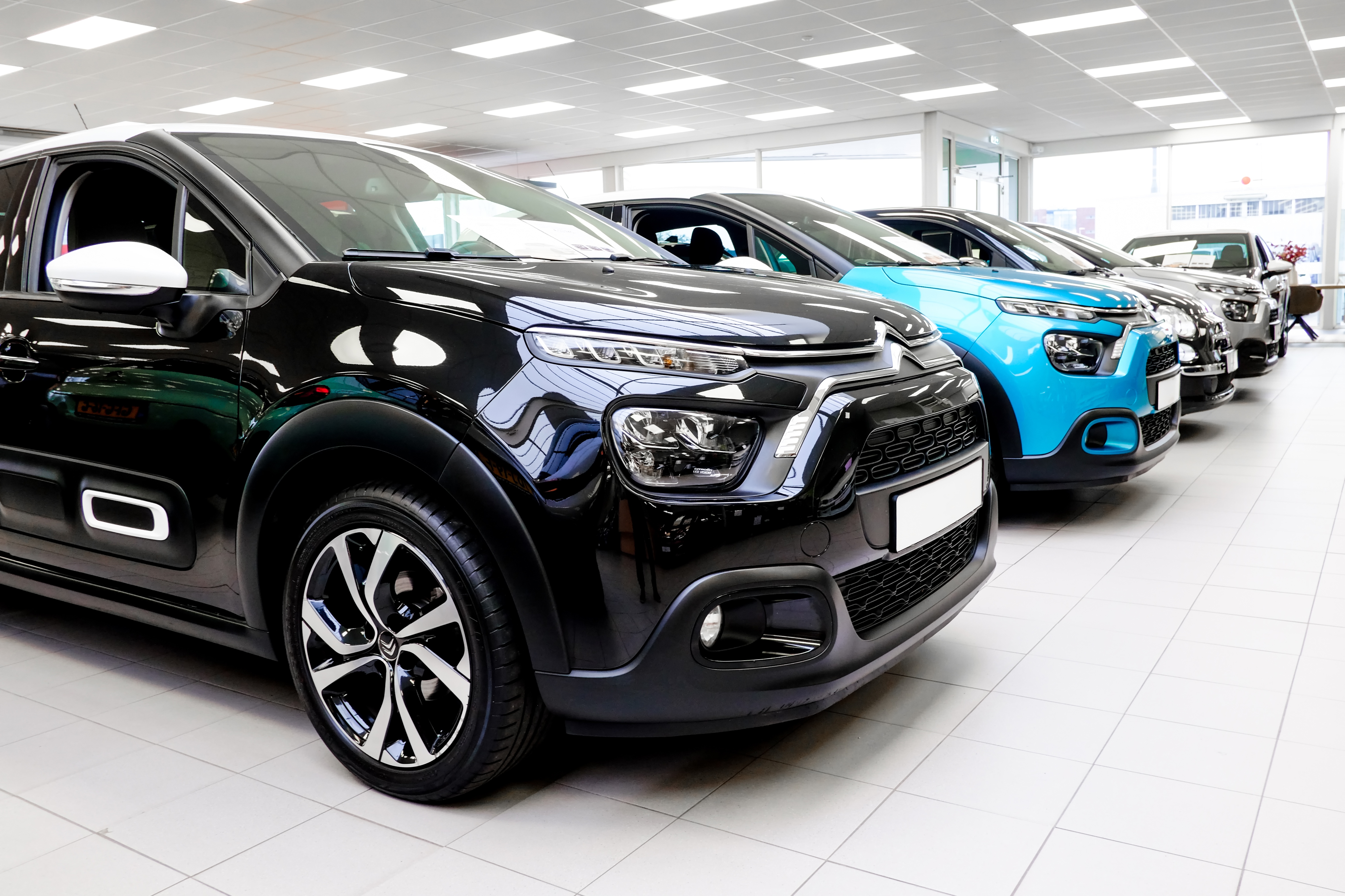 Autoverkoop begint jaar zwak, elektrische auto krijgt harde klap