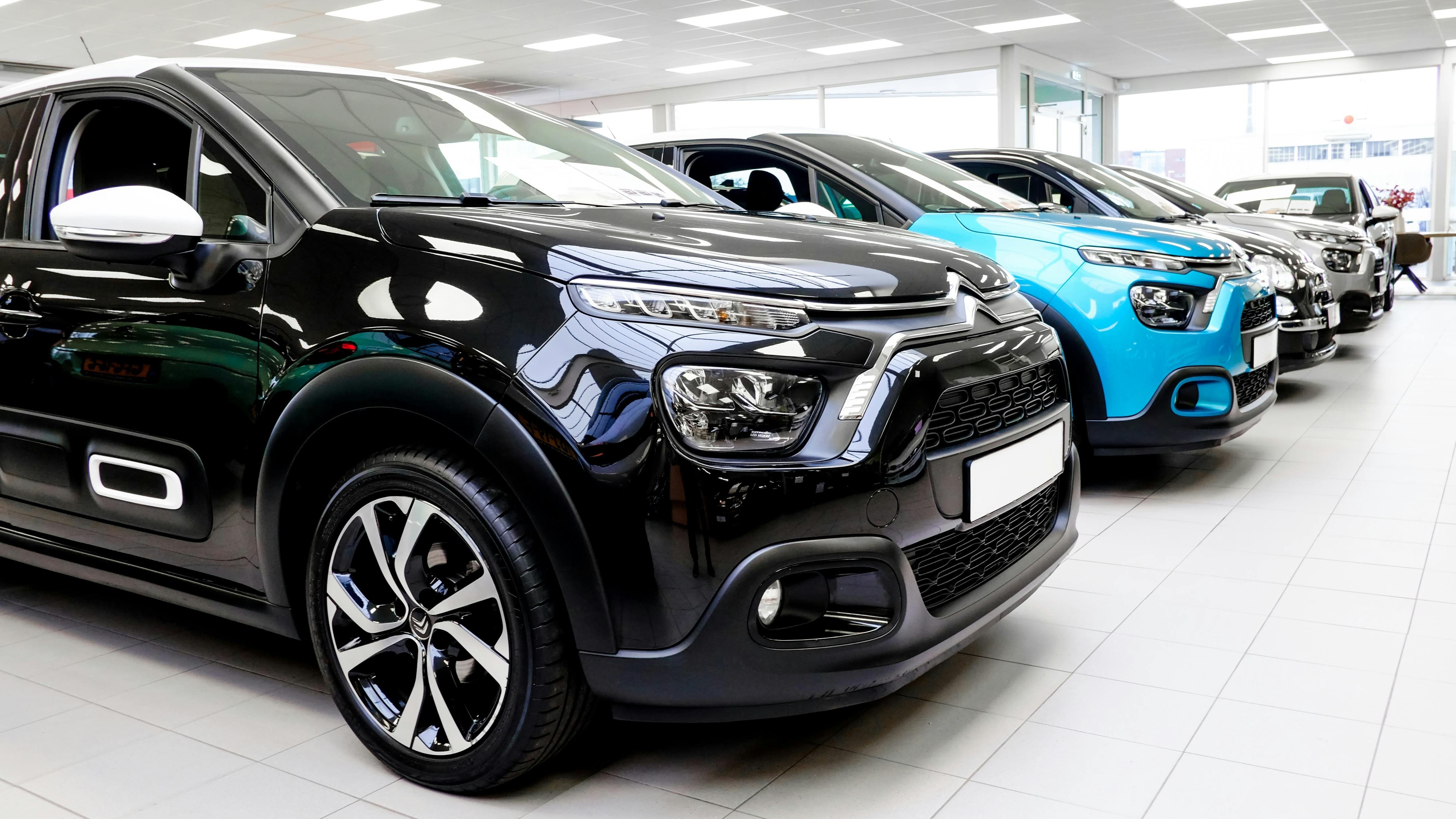 Autoverkoop begint jaar zwak, elektrische auto krijgt harde klap