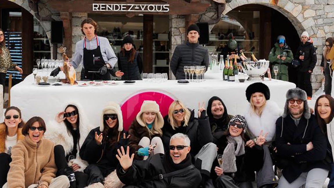 ‘Halfnaakte feestende Russen’ in Franse Alpen leiden tot woede in eigen land: ‘Wij vergieten ons bloed’