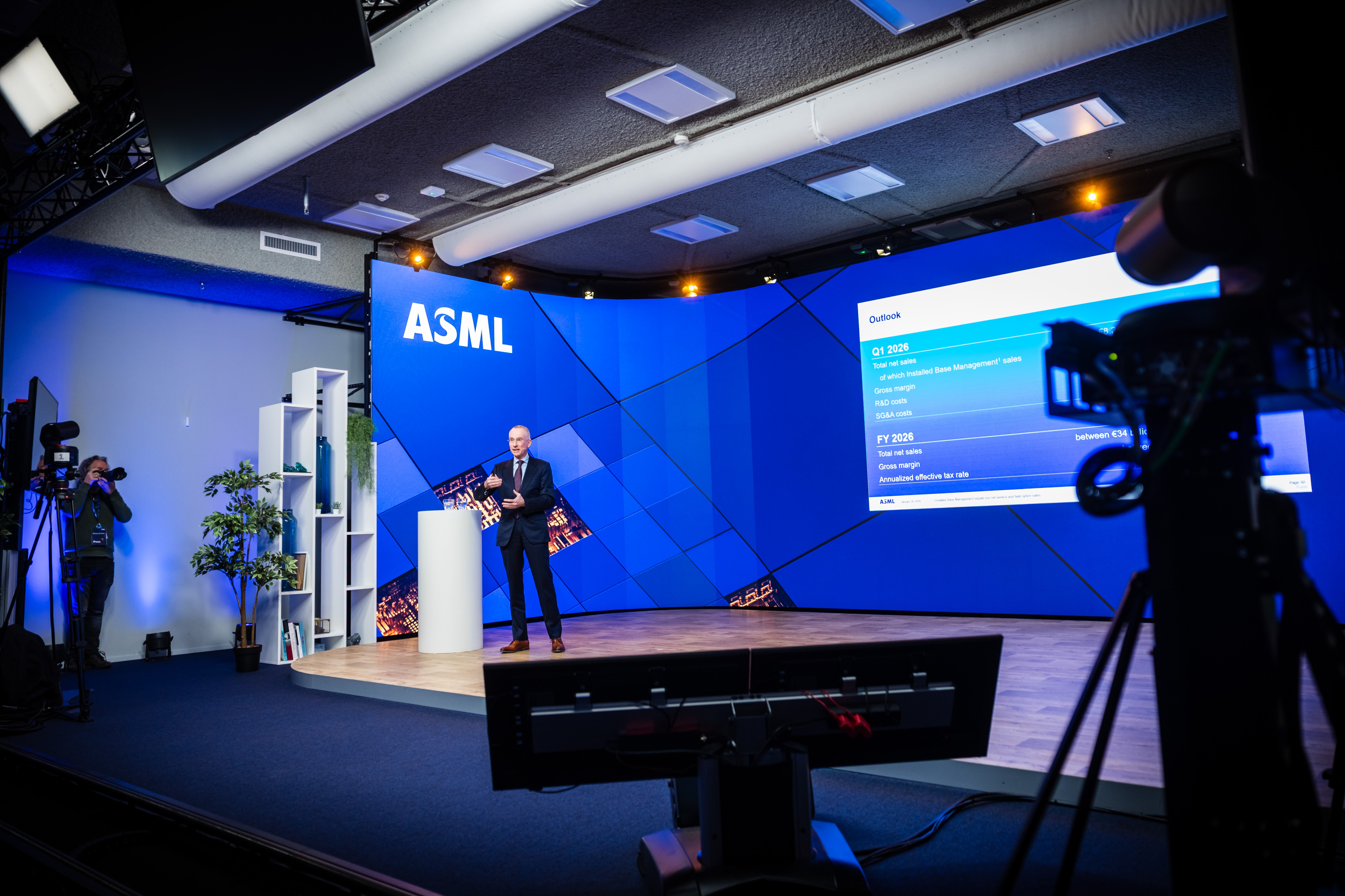 ASML snijdt in management ondanks volle orderboeken: ‘De organisatie is te stroef geworden’