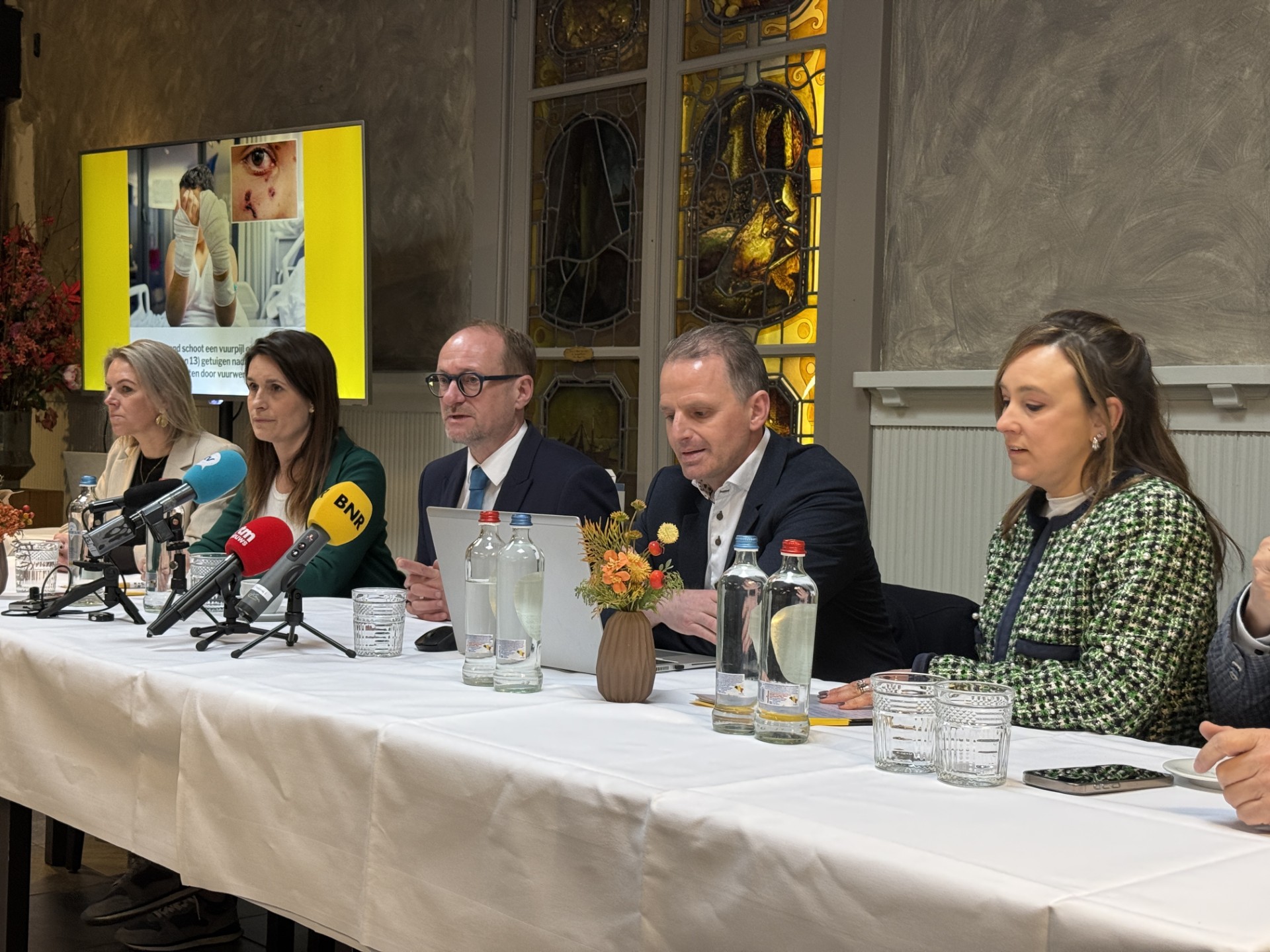 De bijeenkomst over een Belgisch vuurwerkverbod vond vandaag plaats in Baarle-Nassau. Van links naar rechts: Kamerleden Dorien Cuylaerts en Maaike De Vreese, Ben Weyts, de Vlaamse minister van Dierenwelzijn, Philip Loots, burgemeester van Baarle-Hertog en Kamerlid Lieve Truyman, allen van regeringspartij N-VA.