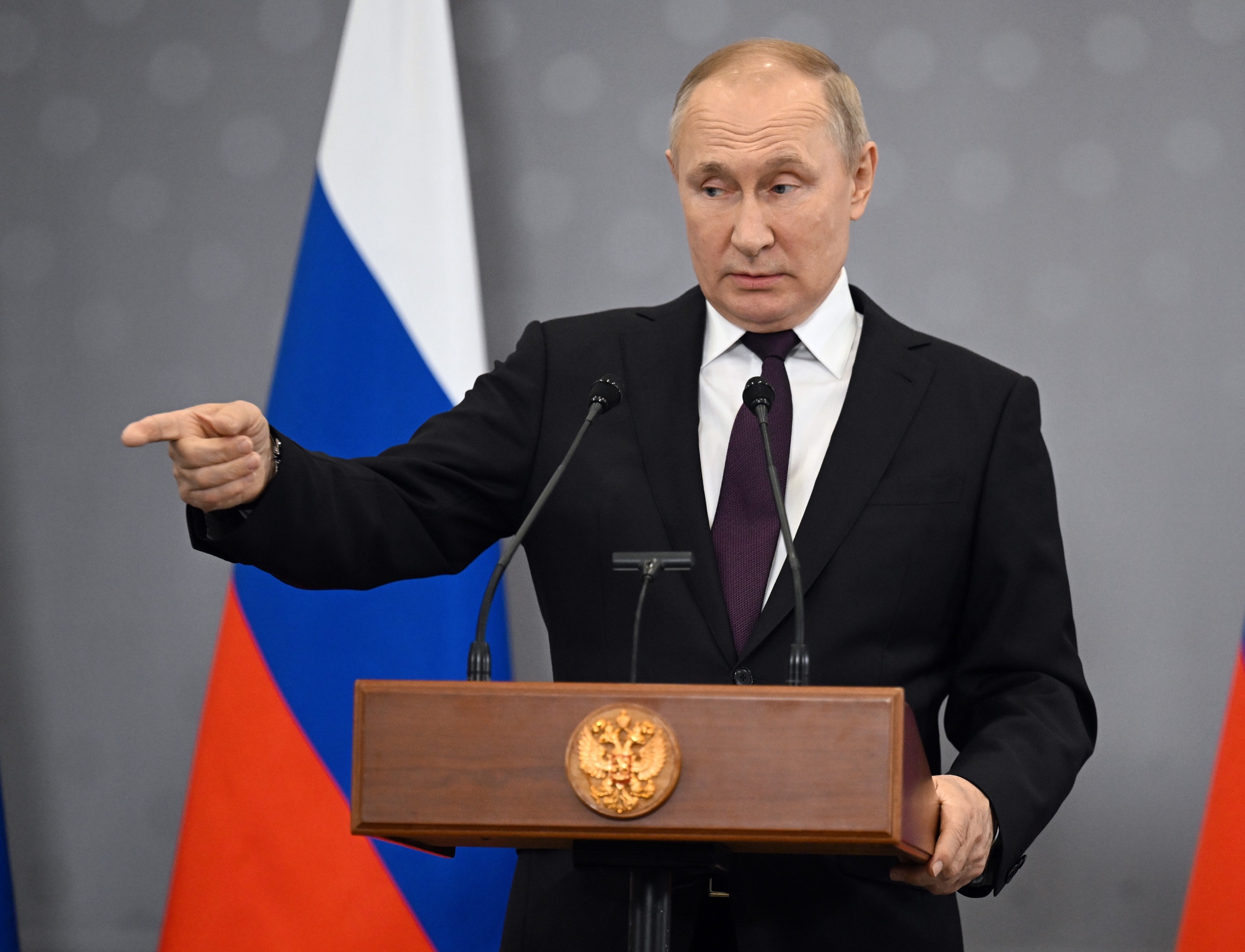 De Russische president Vladimir Poetin heeft in de recent door Rusland geannexeerde regio's in Oekraïne de staat van beleg afgekondigd. 