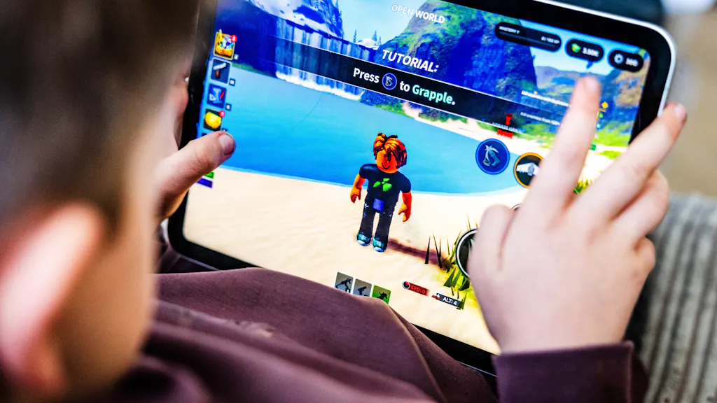 Image for the article: Roblox negeert zorgen over privacy en zet samenwerking met Persona voort