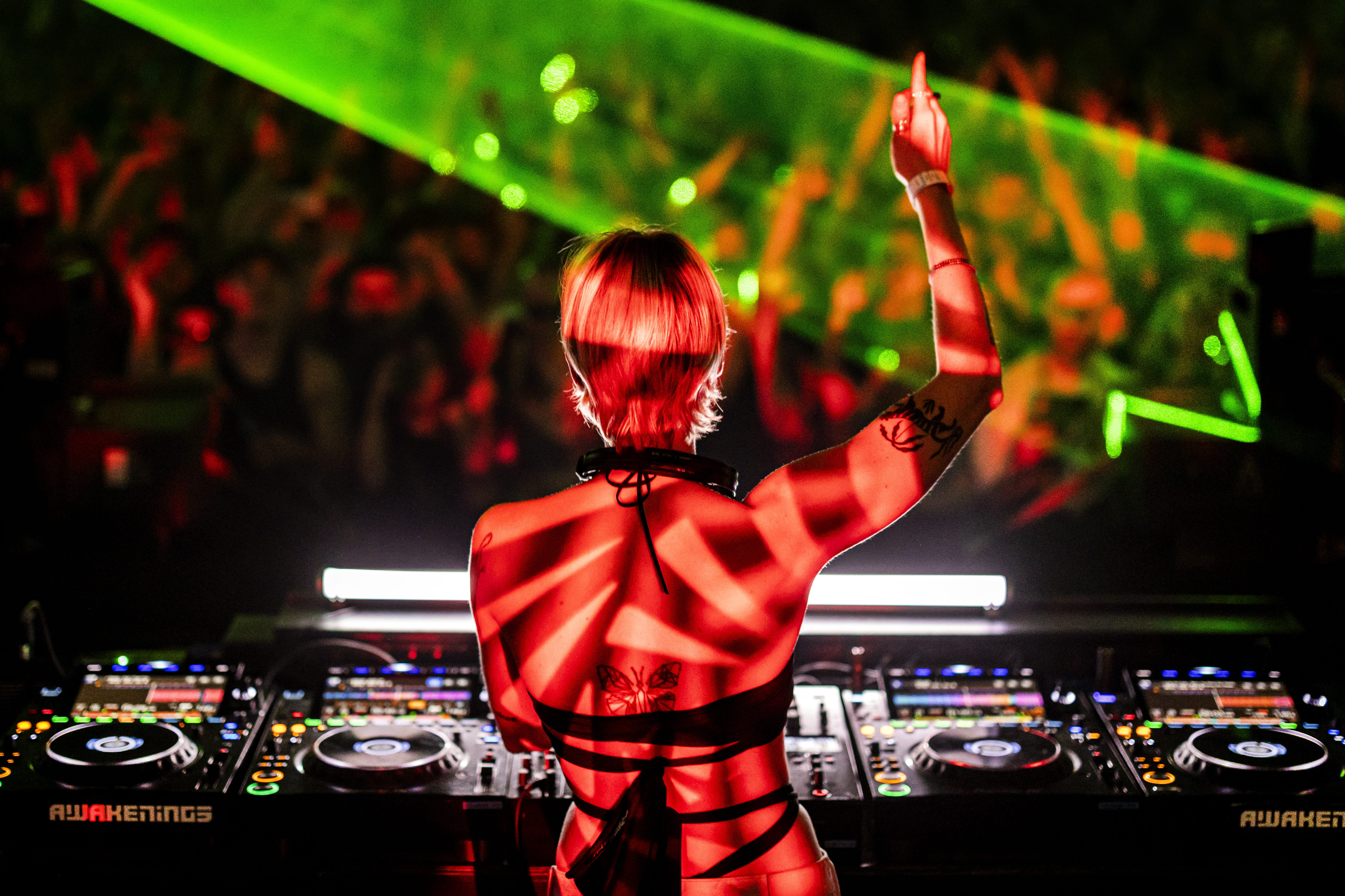 Dancewereld blijft mannenbolwerk: vrouwelijke dj’s verdienen zo'n 9 ton minder