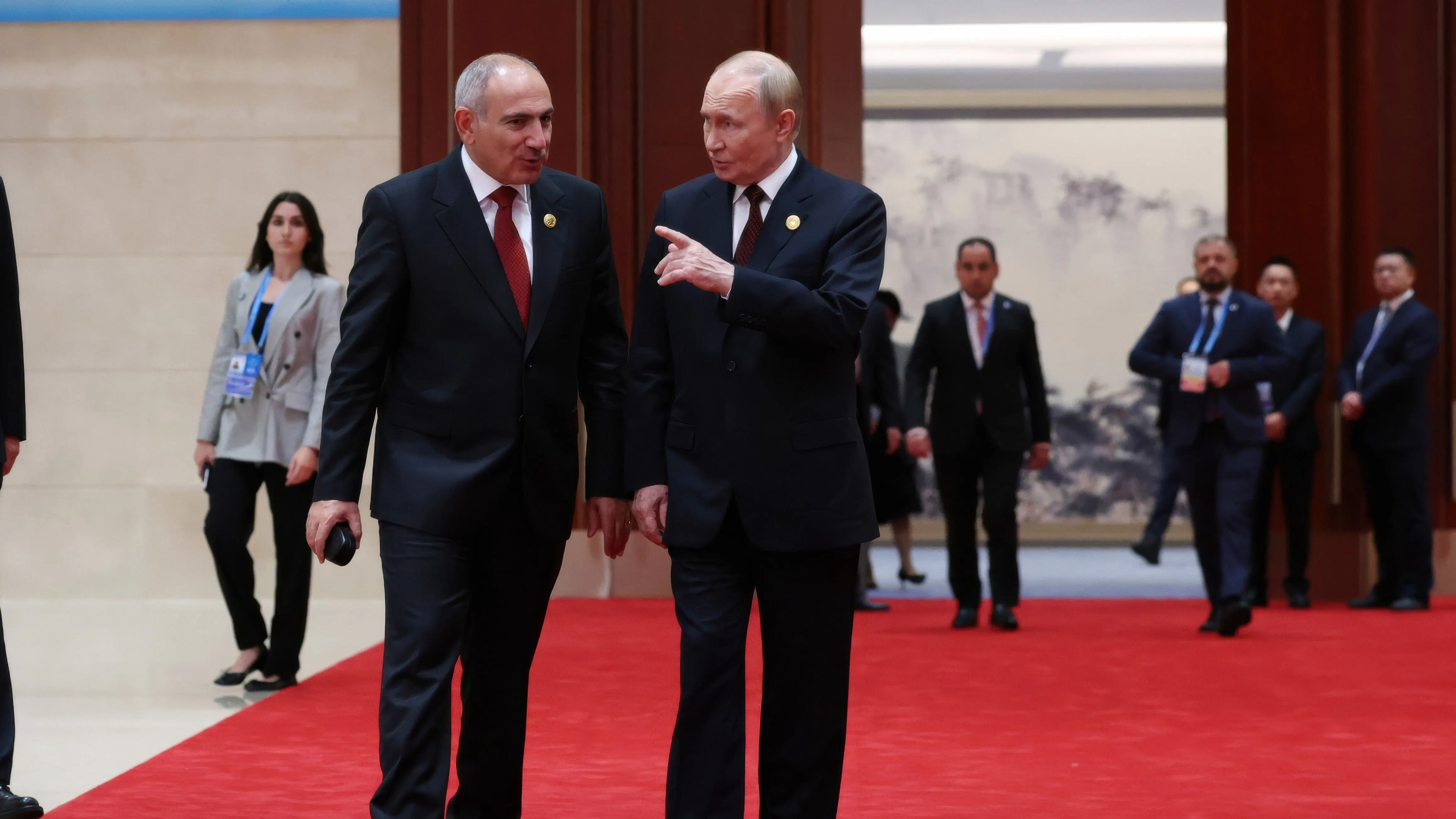 Poetin waarschuwt Armeense collega: kiezen tussen EU of Moskou