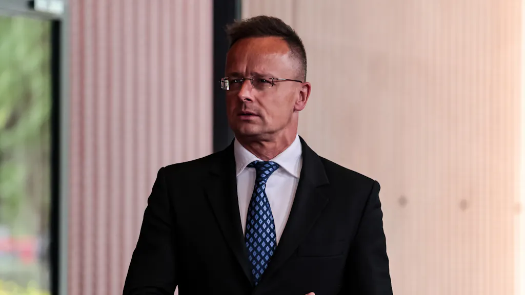 Image for the article: ‘Vertrekkend Hongaarse minister van Buitenlandse Zaken vernietigt documenten op ministerie’