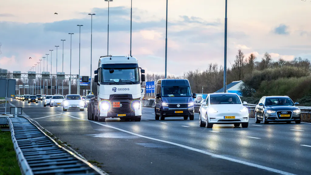Image for the article: RDW houdt verscherpt toezicht op zelfrijdende Tesla’s