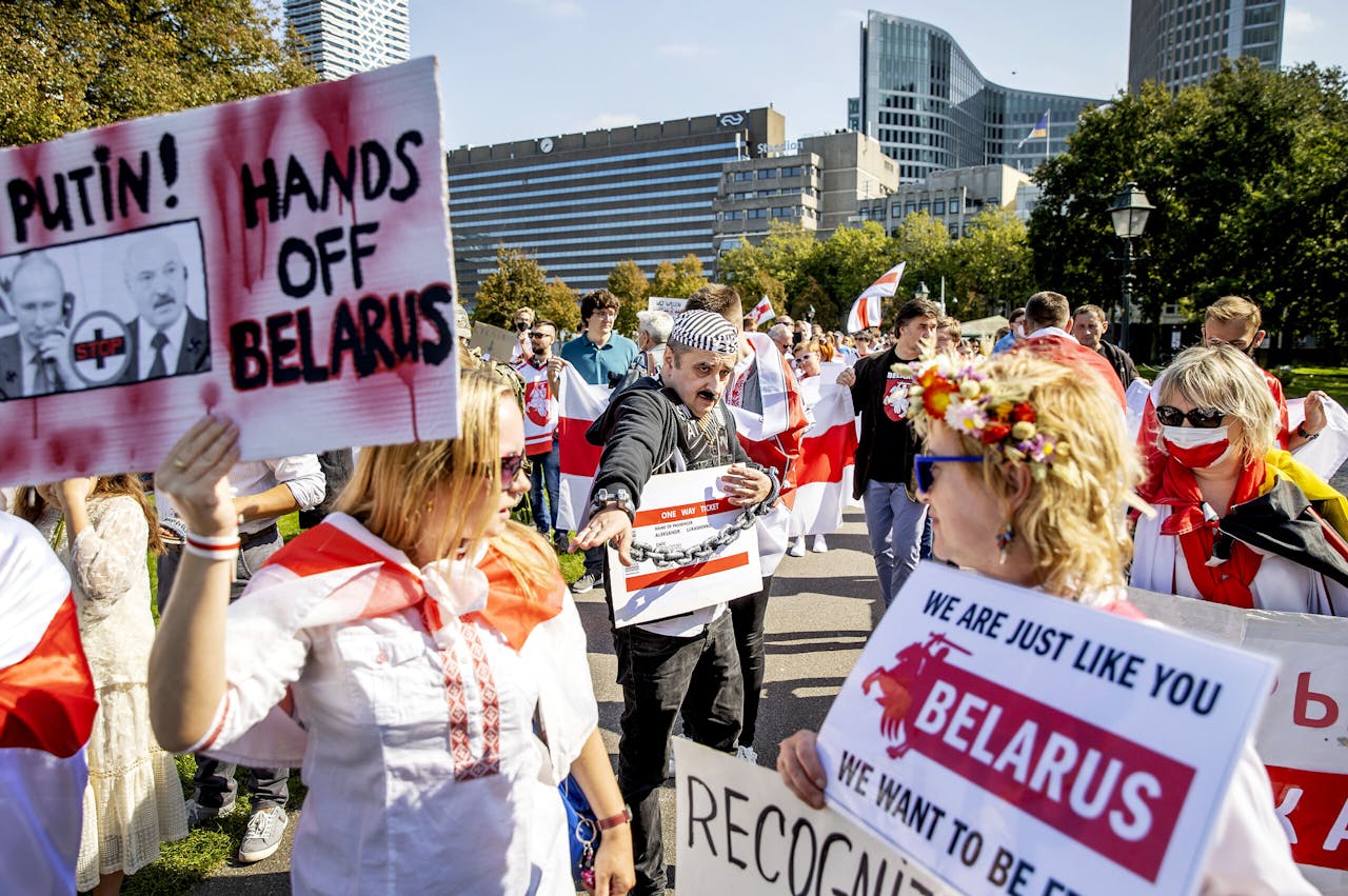 DEN HAAG - Demonstranten met een imitatie Loekasjenko, tijdens een steunbetuiging aan de bewoners van Wit-Rusland. Na de presidentsverkiezingen in augustus braken hier demonstraties uit. President Loekasjenko won de verkiezingen, maar volgens de oppositie was er sprake van fraude.