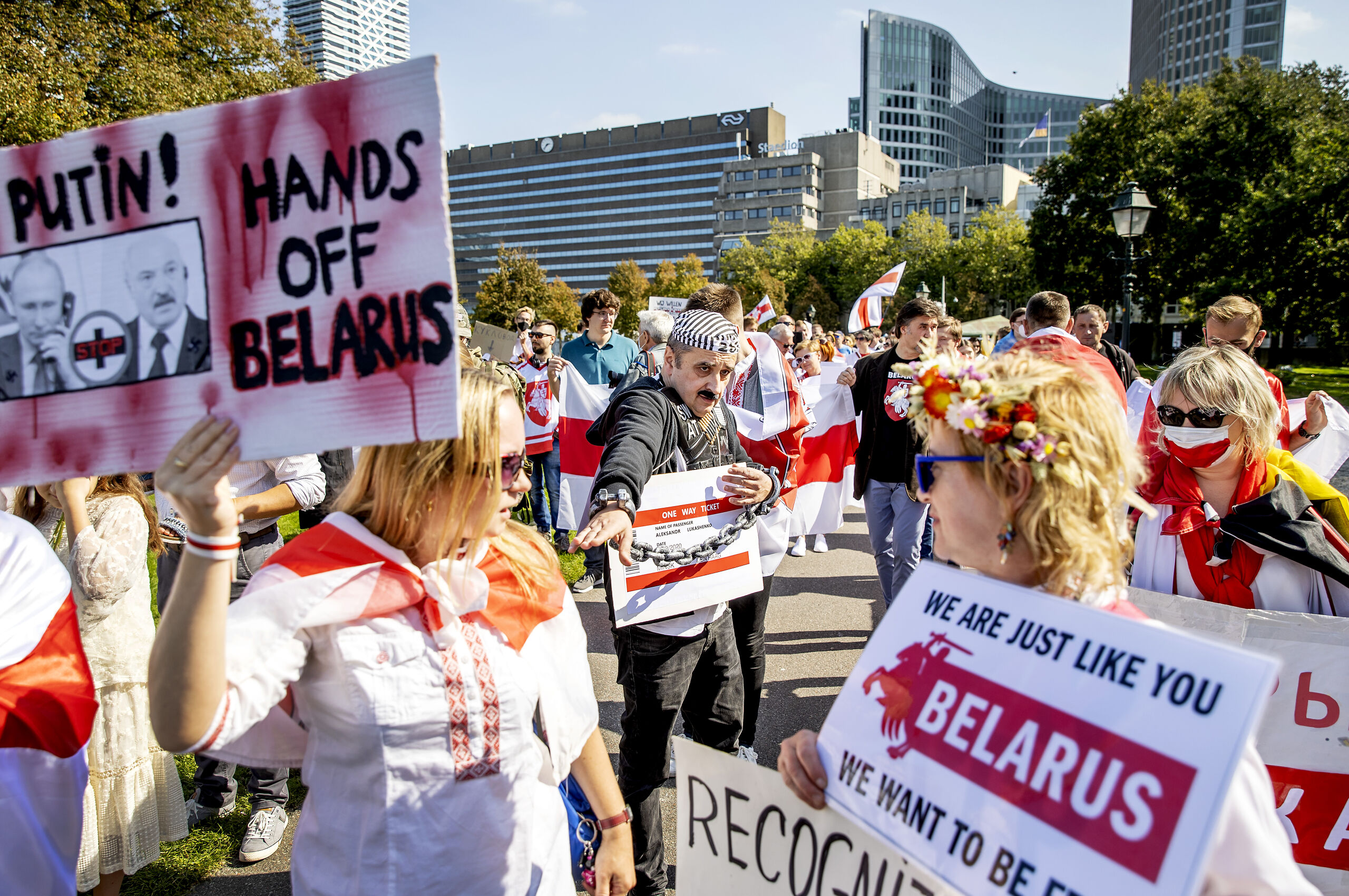 DEN HAAG - Demonstranten met een imitatie Loekasjenko, tijdens een steunbetuiging aan de bewoners van Wit-Rusland. Na de presidentsverkiezingen in augustus braken hier demonstraties uit. President Loekasjenko won de verkiezingen, maar volgens de oppositie was er sprake van fraude. 