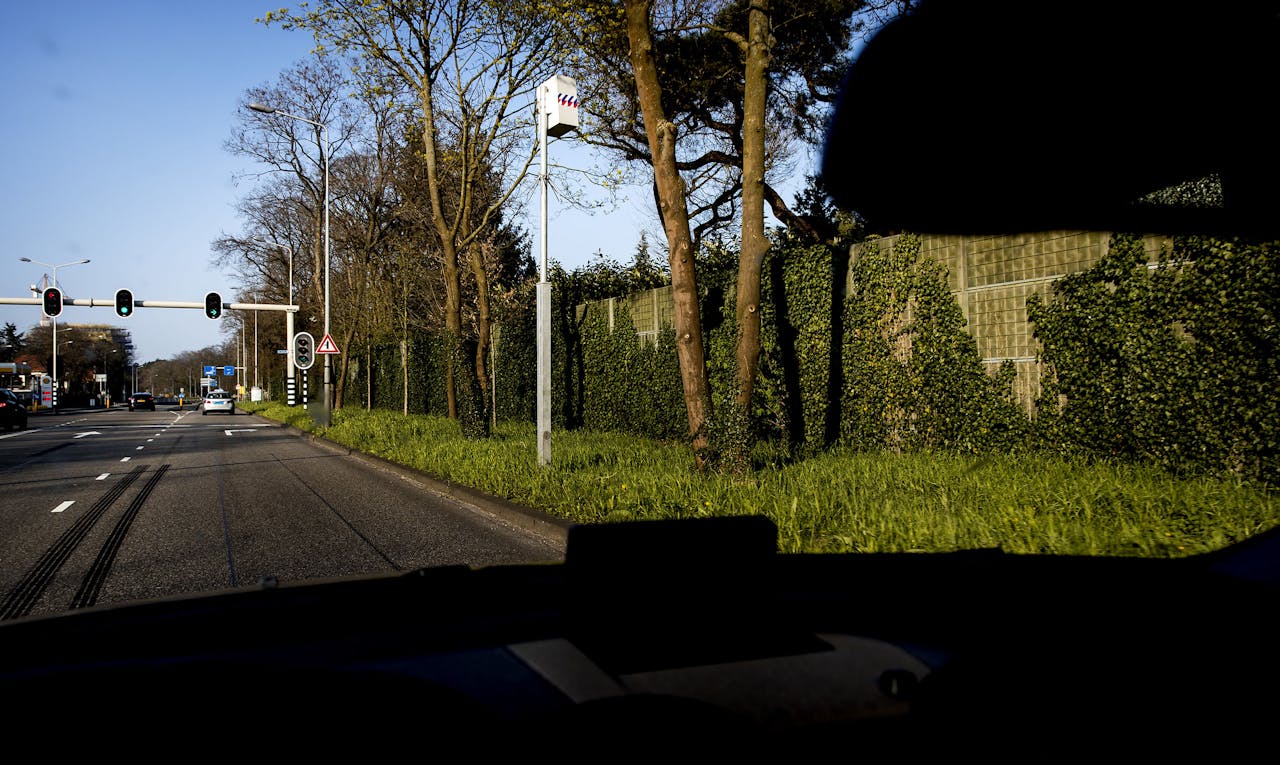 2017-04-09 18:20:25 HILVERSUM - De flitspaal aan het Oostereind die het meeste geld in het laatje van de gemeente of het Rijk brengt. De flitser leverde in 2016 gemiddeld 710 euro per uur op, wat neerkomt op bijna twaalf boetes per uur. ANP KOEN VAN WEEL