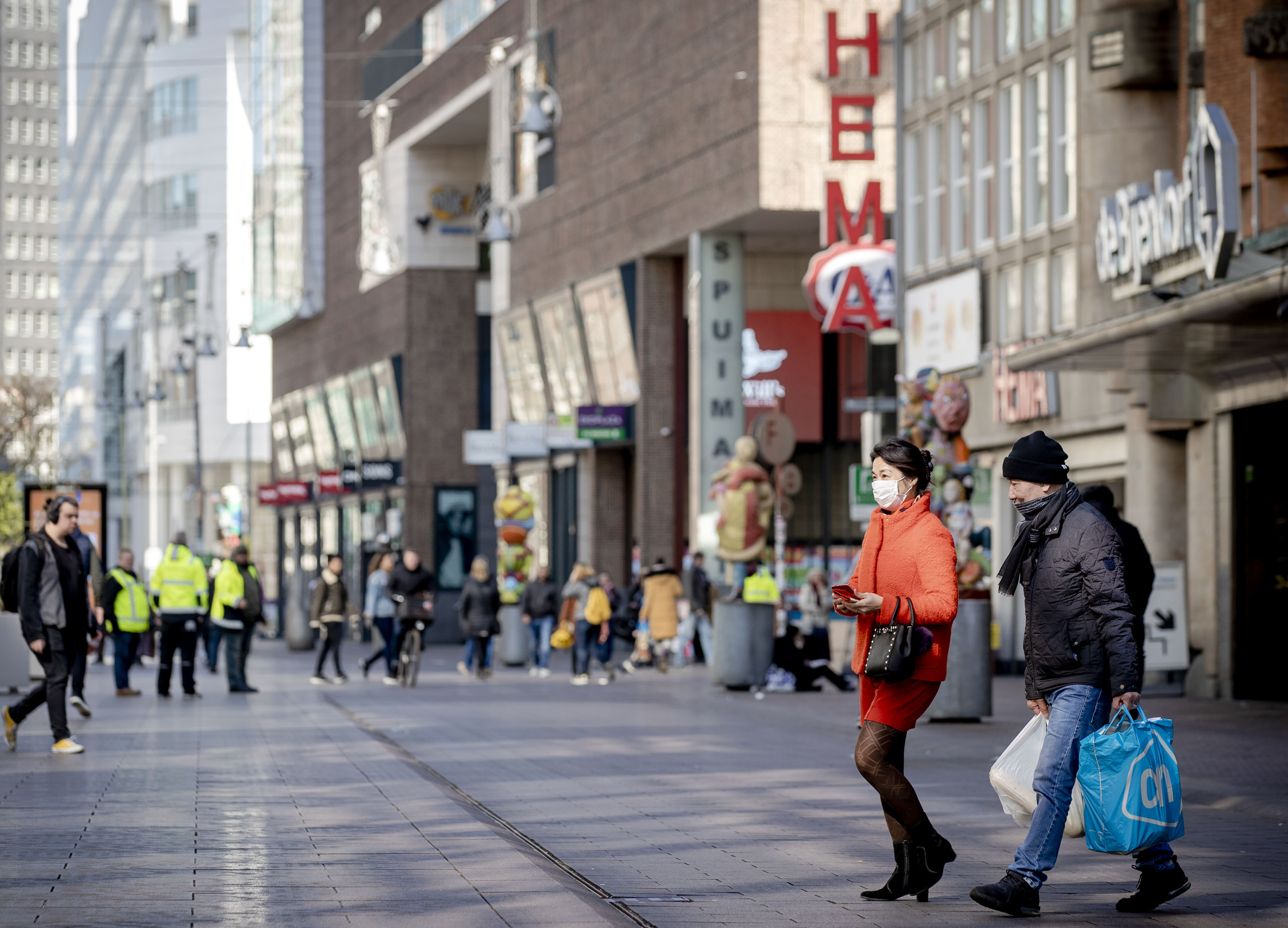 Winkelend publiek op straat
