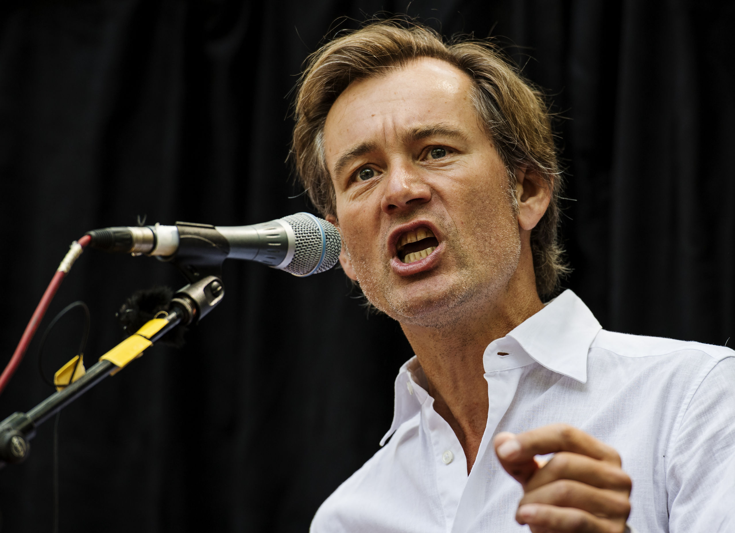 Hoogleraar Ewald Engelen geeft een toespraak tijdens het protest tegen TTIP op het Beursplein.
