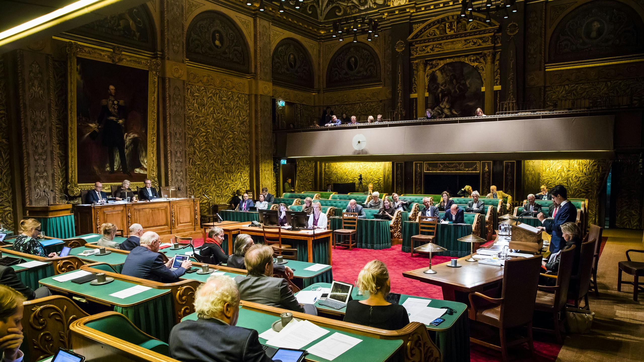 D66-fractievoorzitter Rob Jetten in de Eerste Kamer. Hij verdedigt daar zijn initiatiefwet om de benoeming van de burgemeester uit de Grondwet te halen.