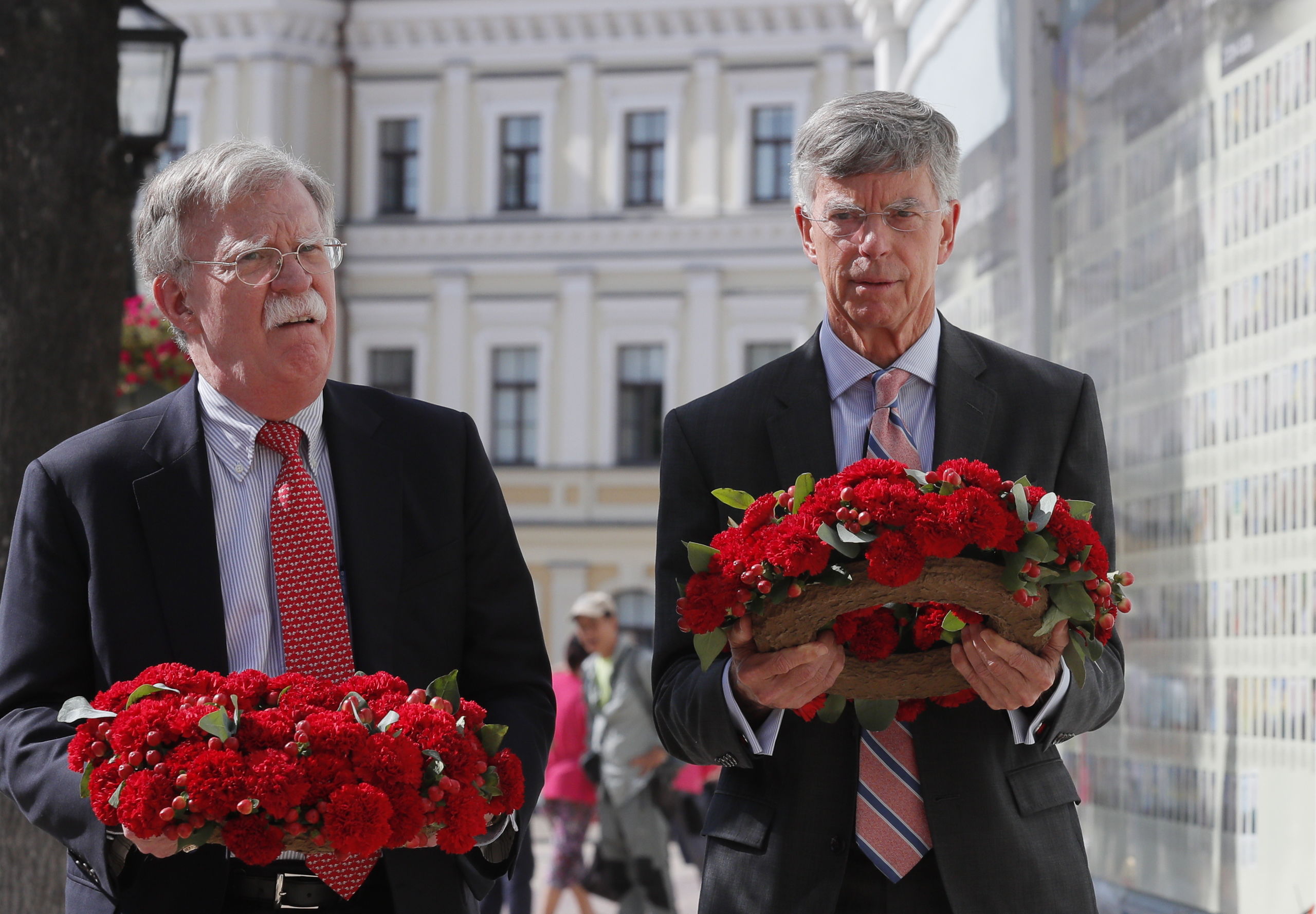John Bolton (L), de in september ontslagen Nationaal Veiligheidsadviseur, en William Taylor (R), de VS-ambassadeur voor Oekraïne.