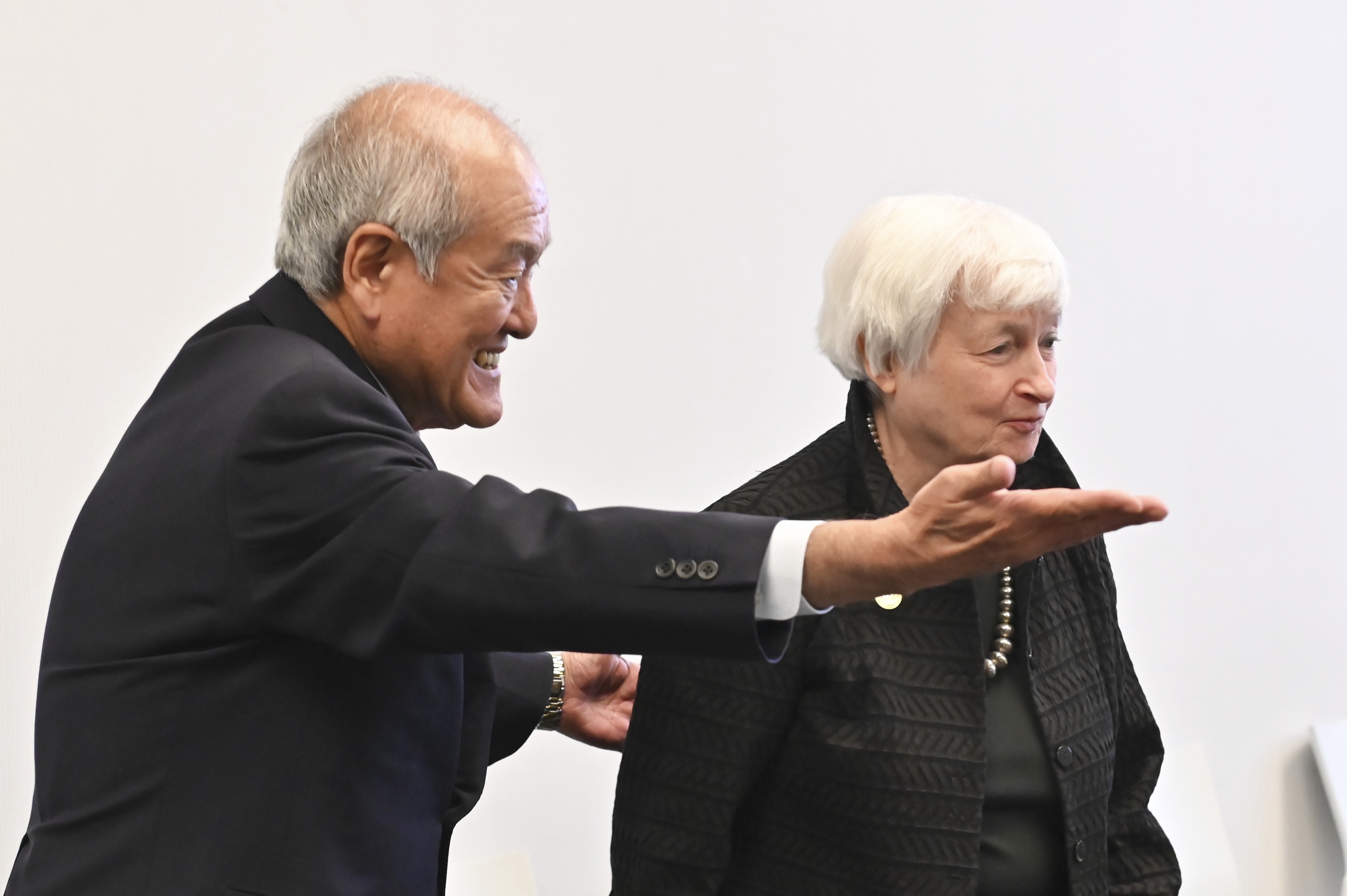 Japanese Finance Minister Shunichi Suzuki (l) and his US counterpart Janet Yellen.  The unrest surrounding the increase in the debt ceiling in the United States is increasing economic uncertainty worldwide.  World Bank CEO David Malpass said this at a summit of the G7, the group of seven rich countries, in Japan.