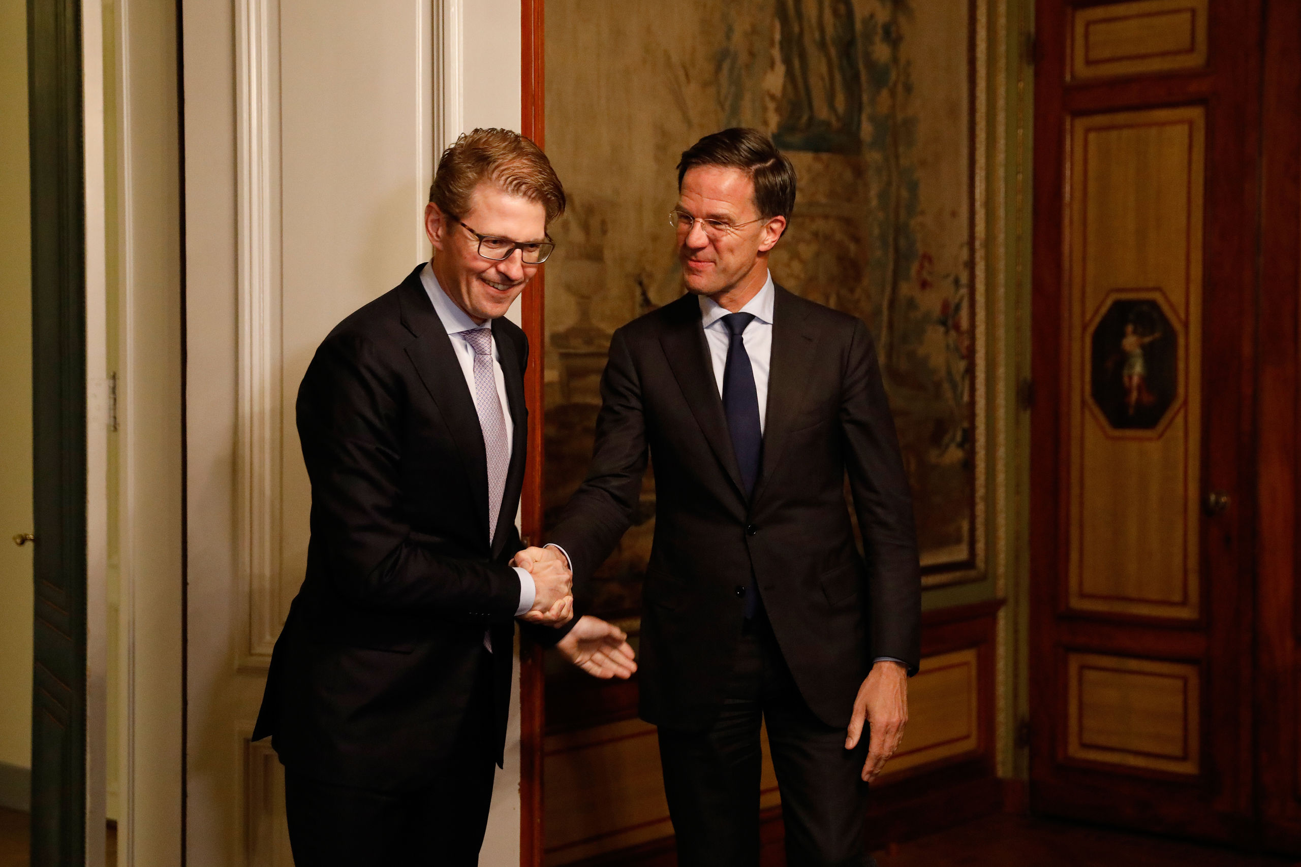 Sander Dekker (VVD) in de Stadhouderskamer voor een gesprek met formateur Mark Rutte. Dekker komt in aanmerking voor de post van de minister voor Rechtsbescherming in het kabinet Rutte-III.