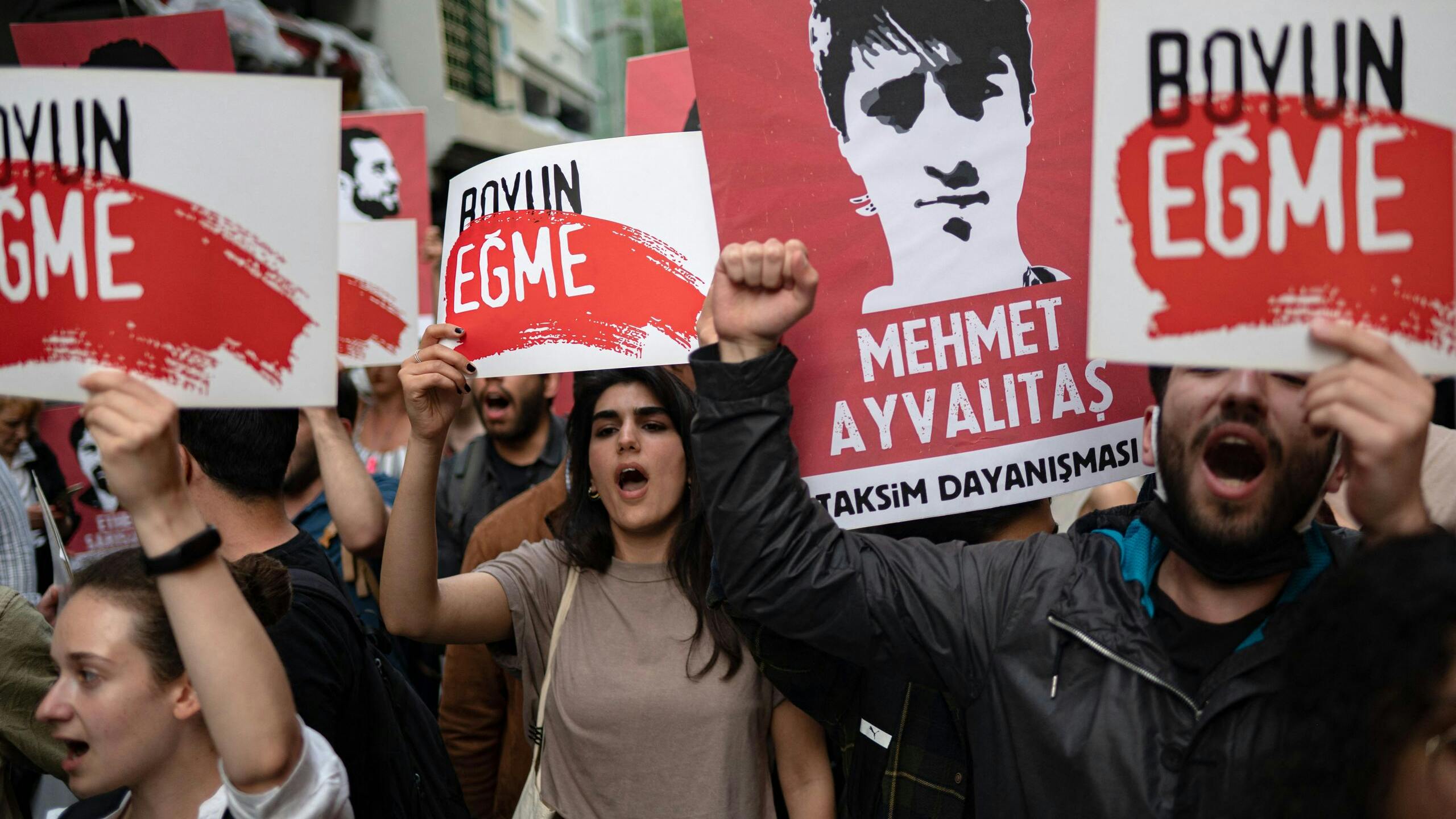 Turken demonstreren voorde vrijlating van zakenman en activist Osman Kavala die levenslang vast zit. 