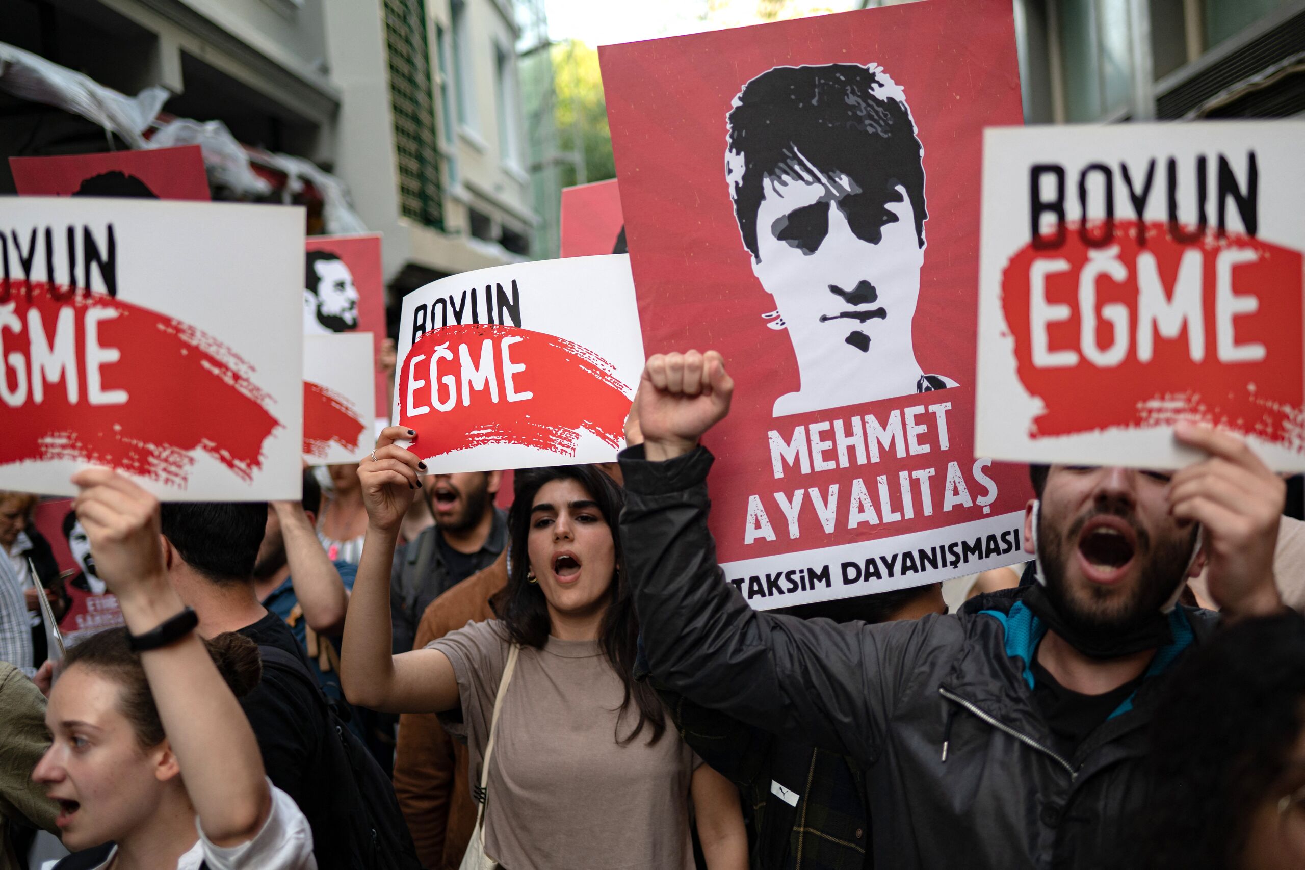 Turken demonstreren voorde vrijlating van zakenman en activist Osman Kavala die levenslang vast zit. 