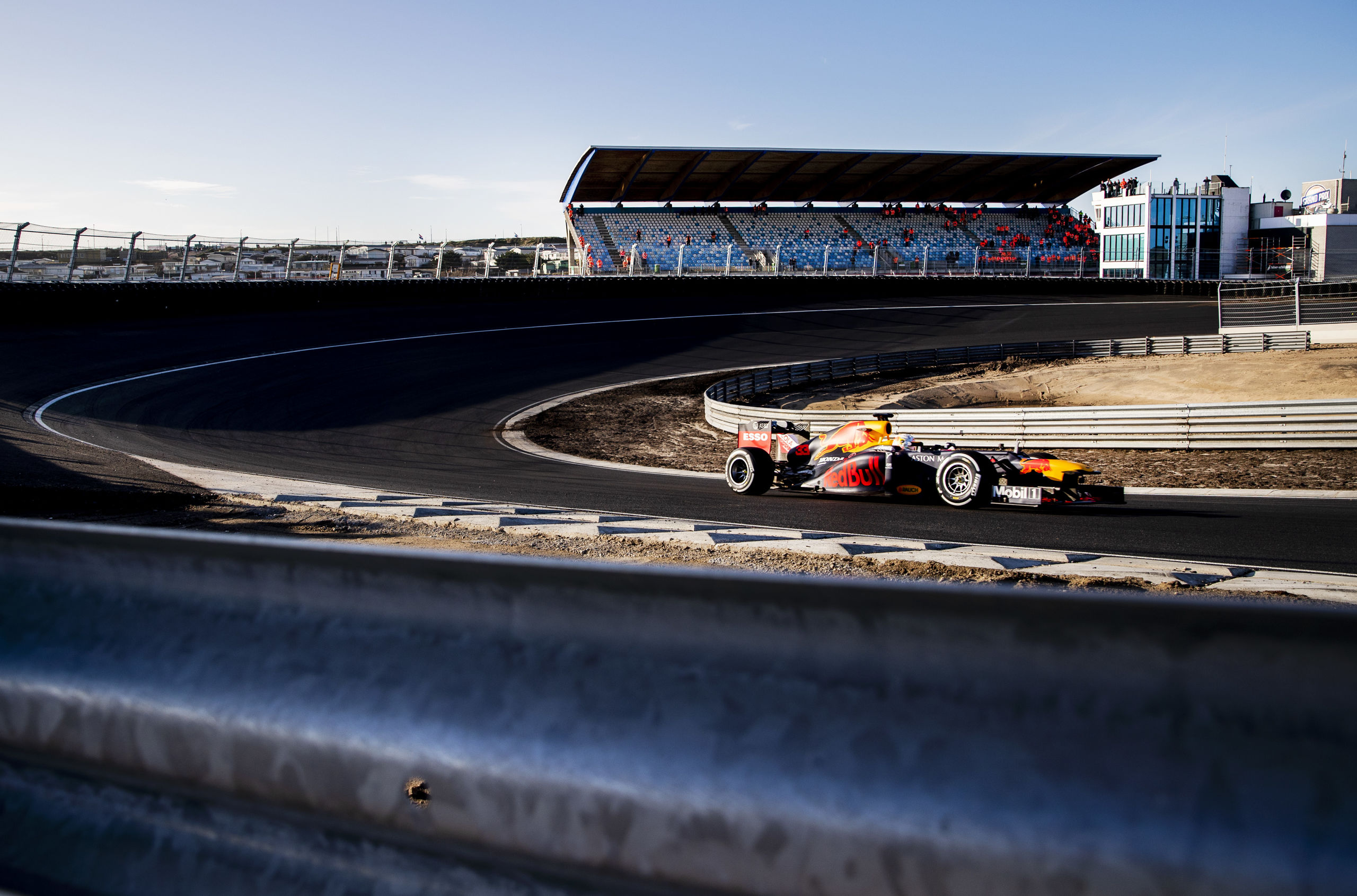Formule 1-coureur Max Verstappen maakt zijn eerste rond op het circuit van Zandvoort