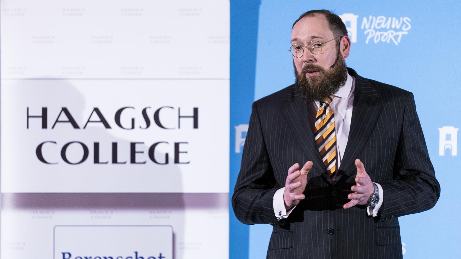 Remco Breuker tijdens een lezing voor Haagsch College in Nieuwspoort, Den Haag