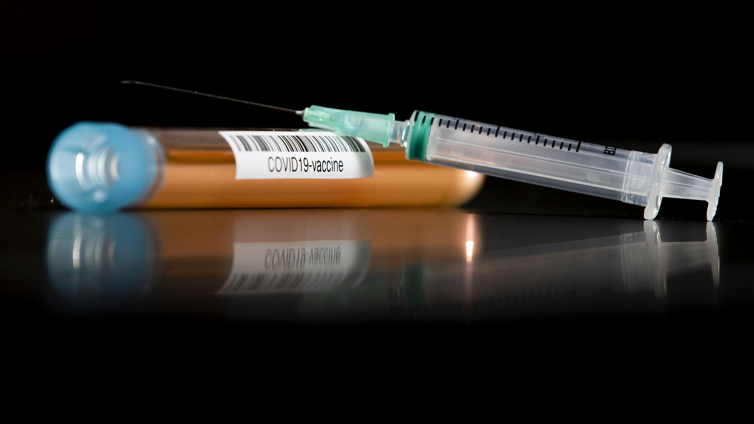 Reageerbuisjes met een medicijn of vaccin tegen het coronavirus.