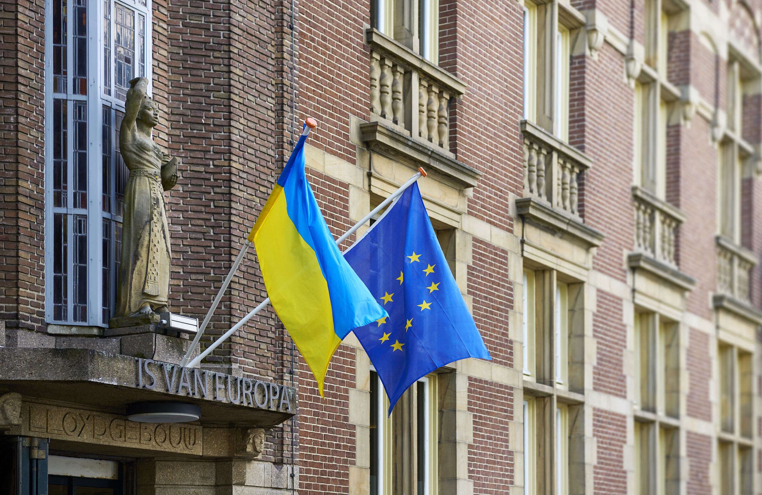 Vlag van Oekraïne en Europa aan de gevel van het Huis van Europa in Den Haag