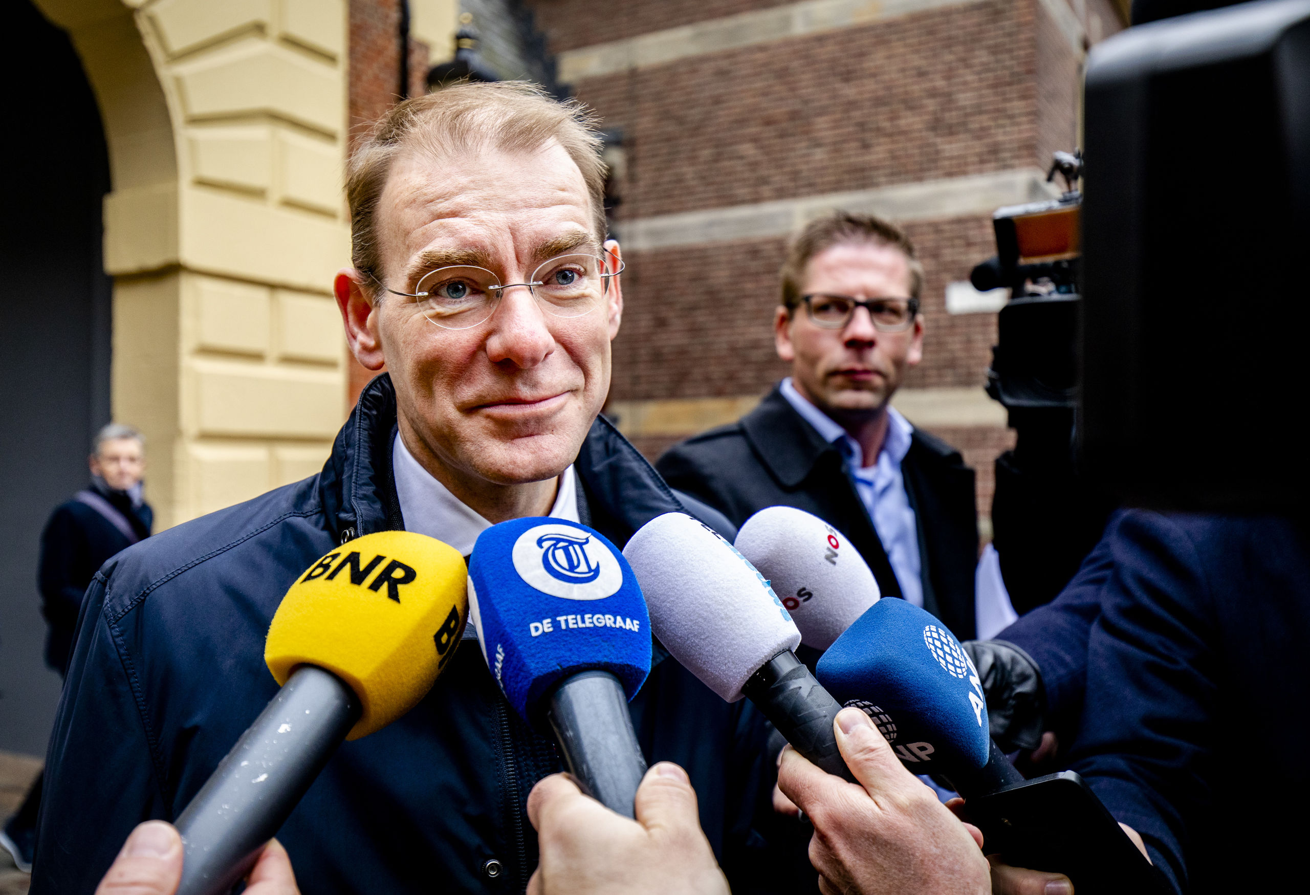 Menno Snel, staatssecretaris van Financiën, staat de pers te woord.
