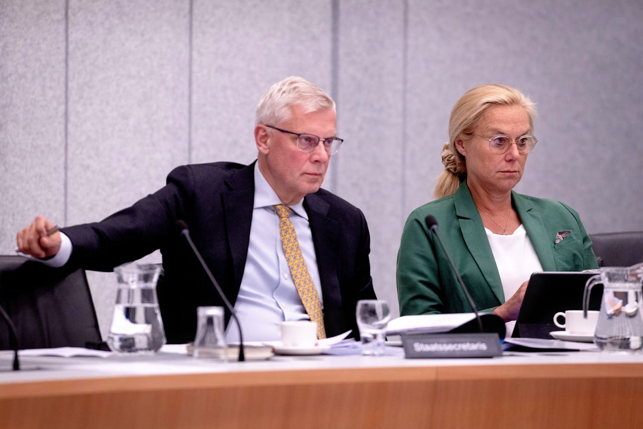 Staatssecreraris van Fiscaliteit Marnix van Rij (L) en Minister van Financiën Sigrid Kaag (R).