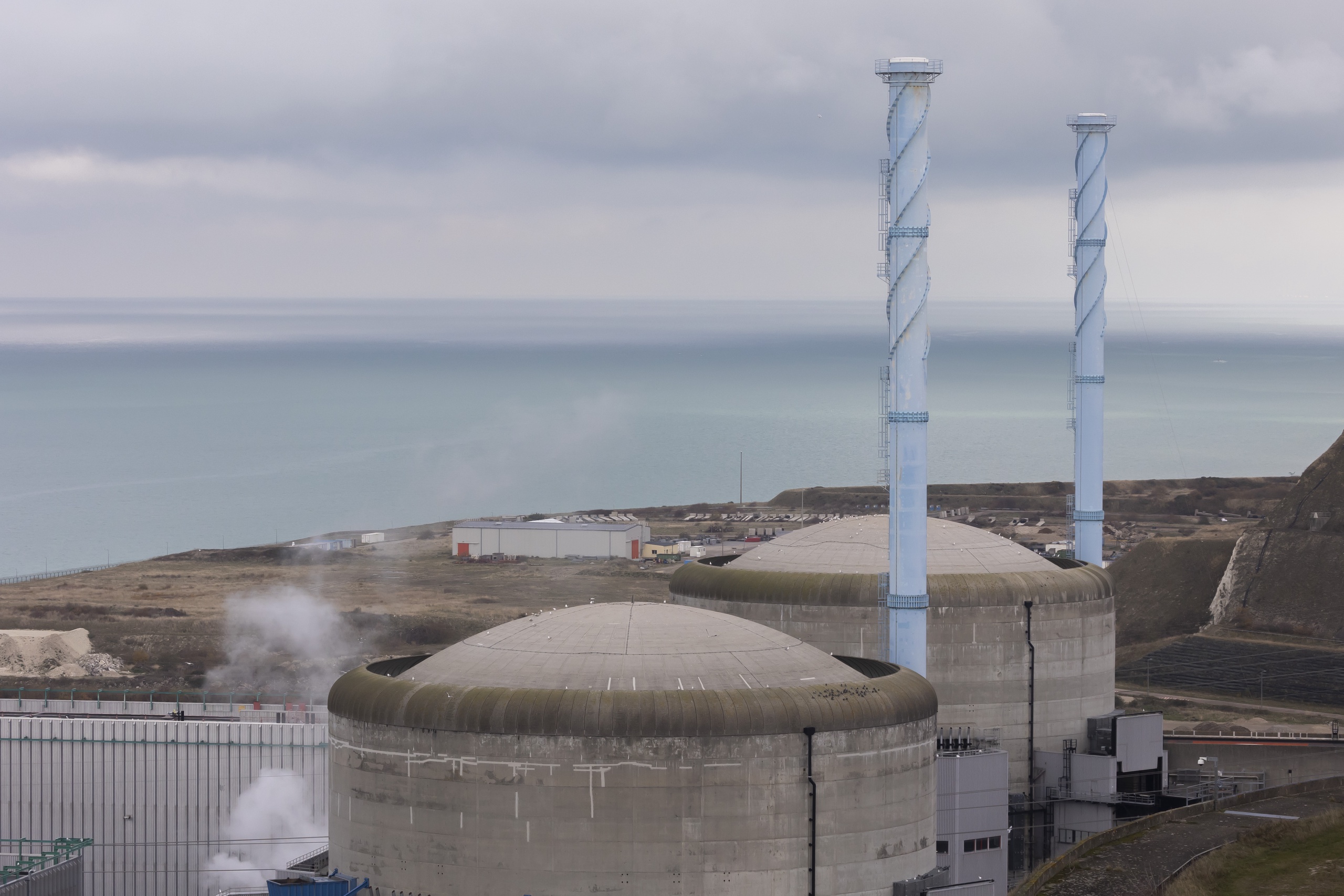 Une centrale électrique sur la côte française.