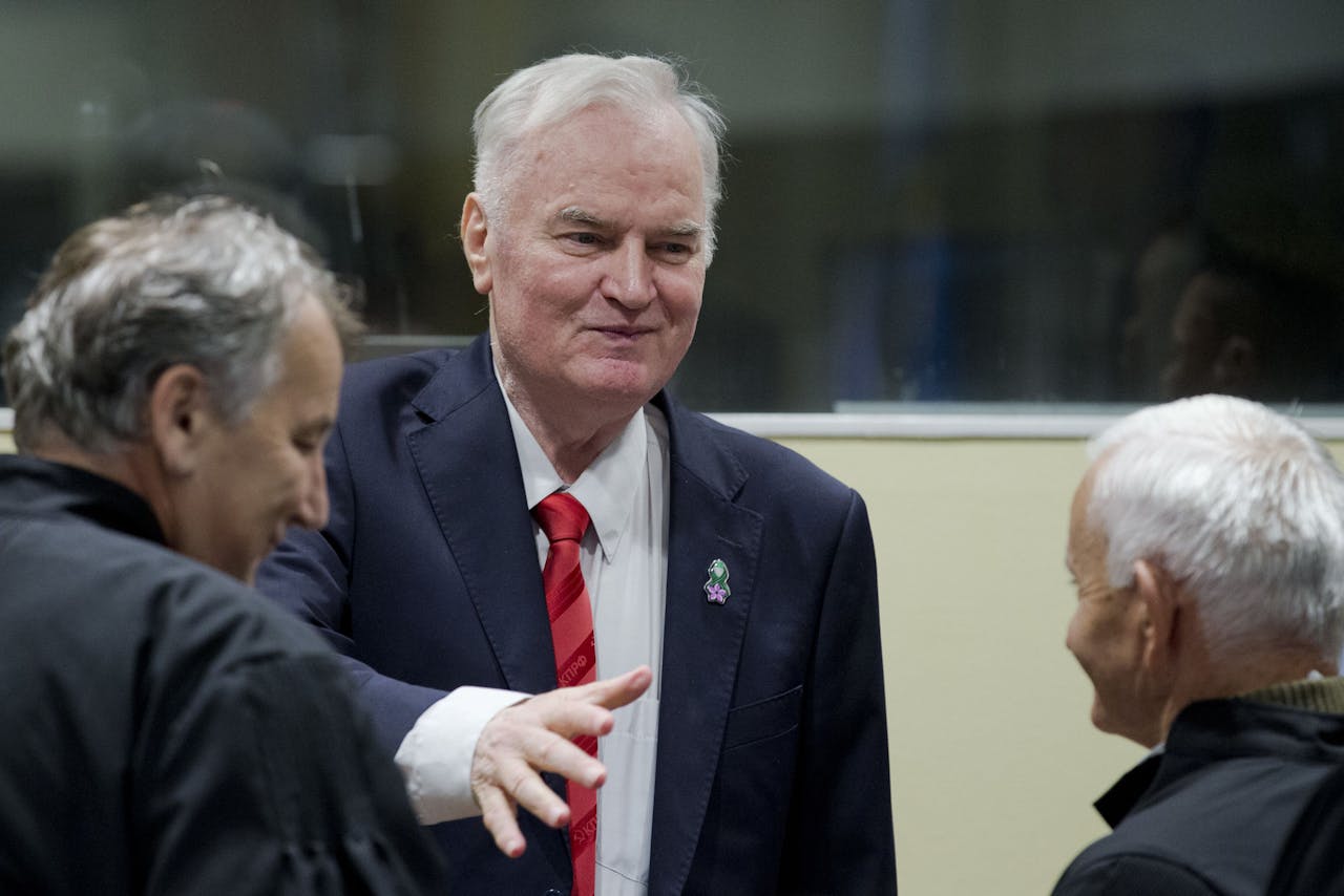 Ratko Mladic vanochtend in de rechtszaal om de uitspraak van het Joegoslavië-Tribunaal tegen hem aan te horen.