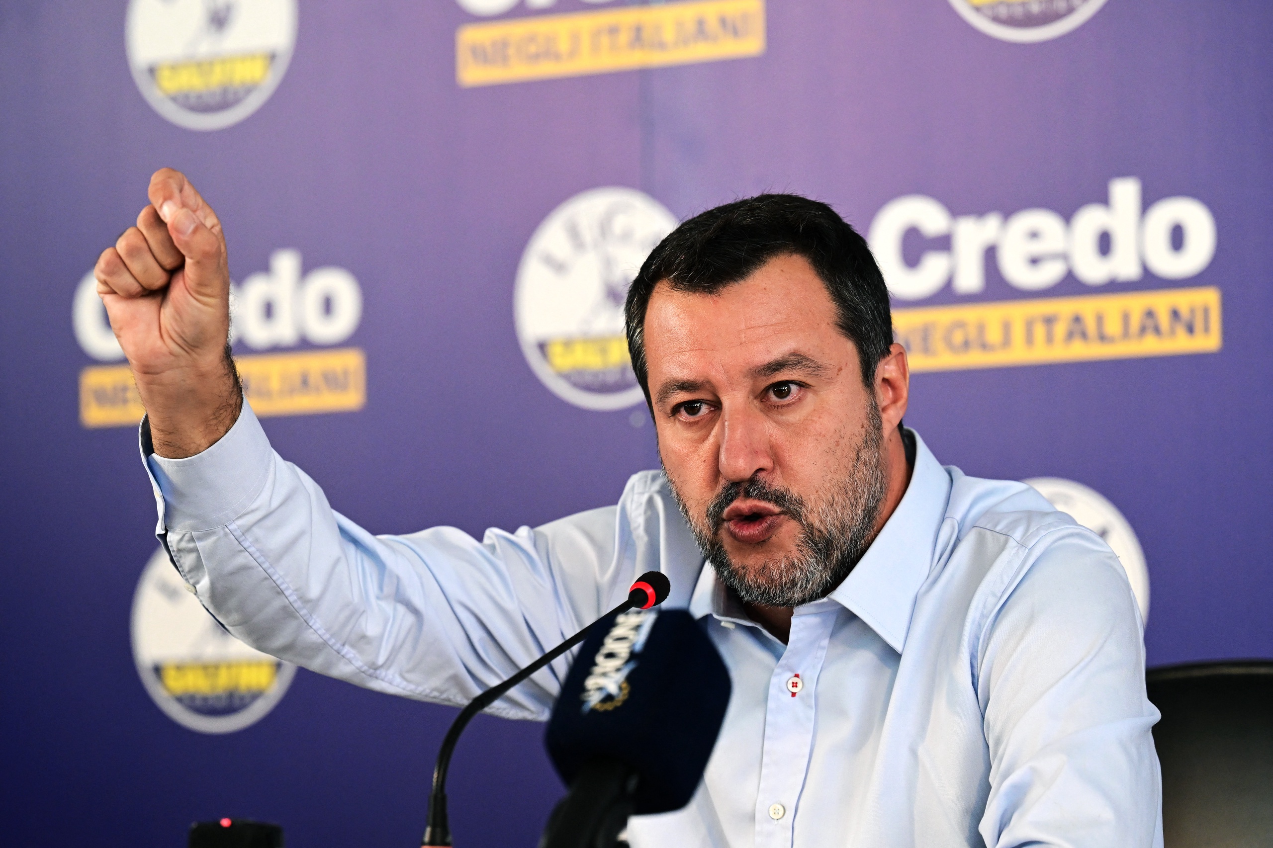 Lega-leider Matteo Salvini spreekt zijn aanhangers toe in Milaan. Hij schuift graag aan in de meest rechtse regering sinds dictator Benito Mussolini. 