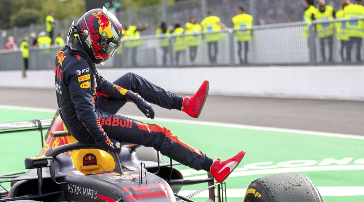Max Verstappen teleurgesteld na afloop van de Italiaanse Grand Prix op het circuit van Monza vorig jaar.