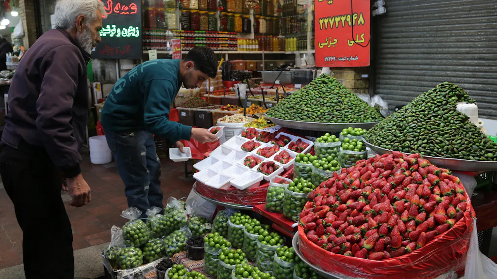 Image for the article: Iraanse economie bezwijkt onder oorlog: miljoen mensen werkloos, voedselbonnen uitgedeeld