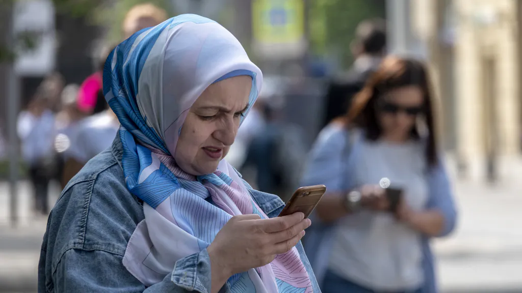 Image for the article: Onvrede in Rusland door afgesloten mobiel internet, Russen trekken massaal geld uit de muur
