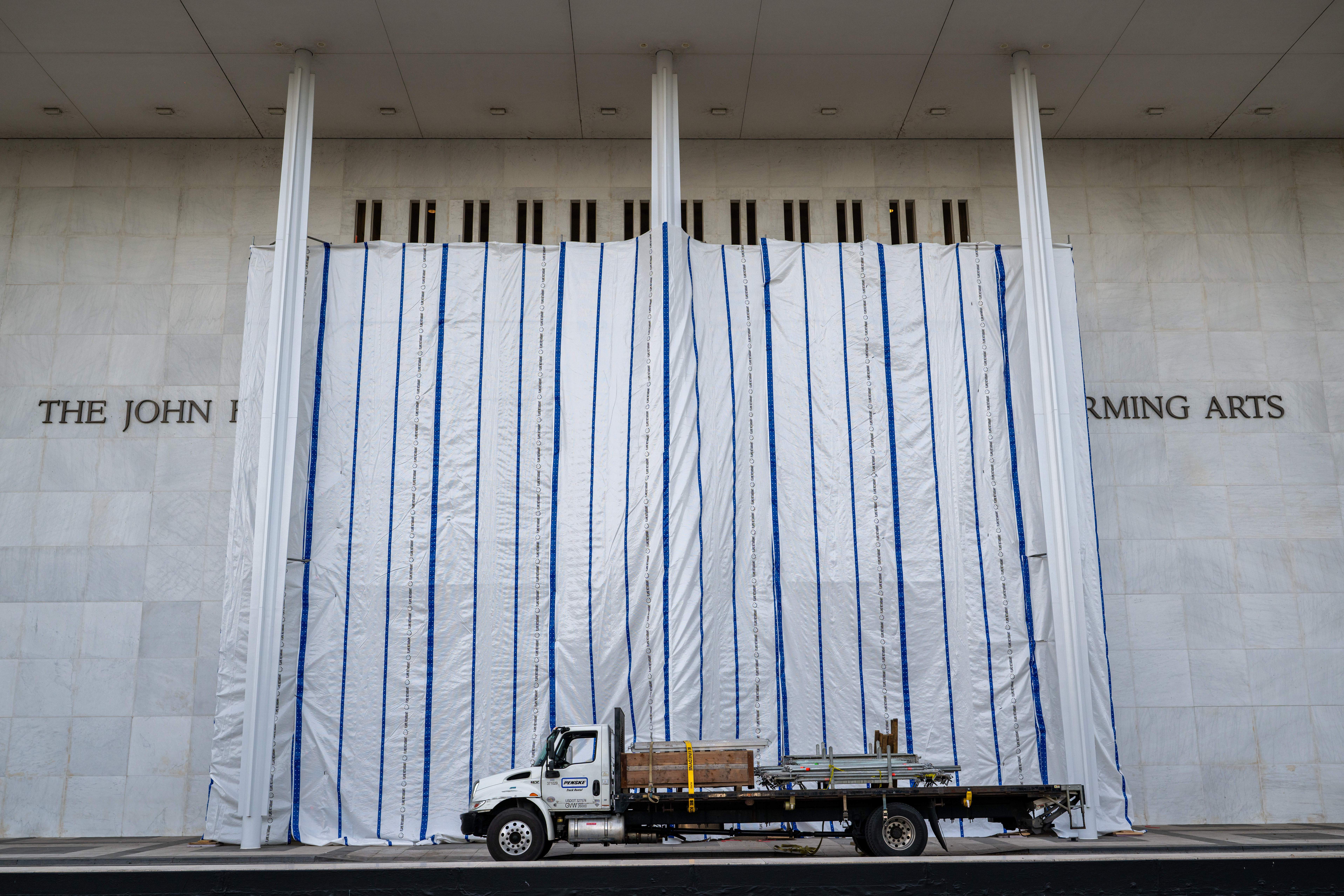 Trumps naam weggehaald van gevel Kennedy Center