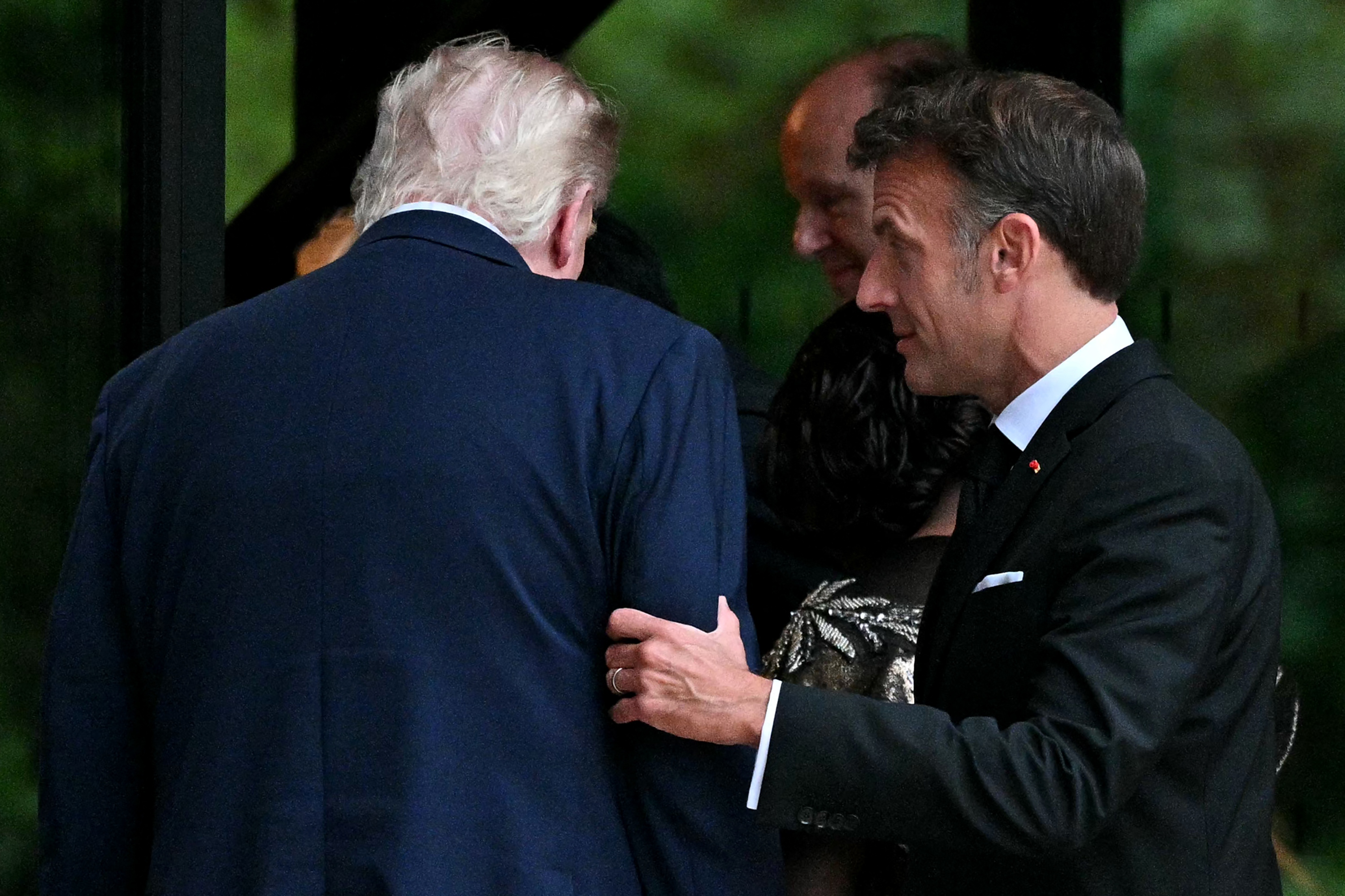 Macron zet Versailles in voor charmeoffensief richting Trump