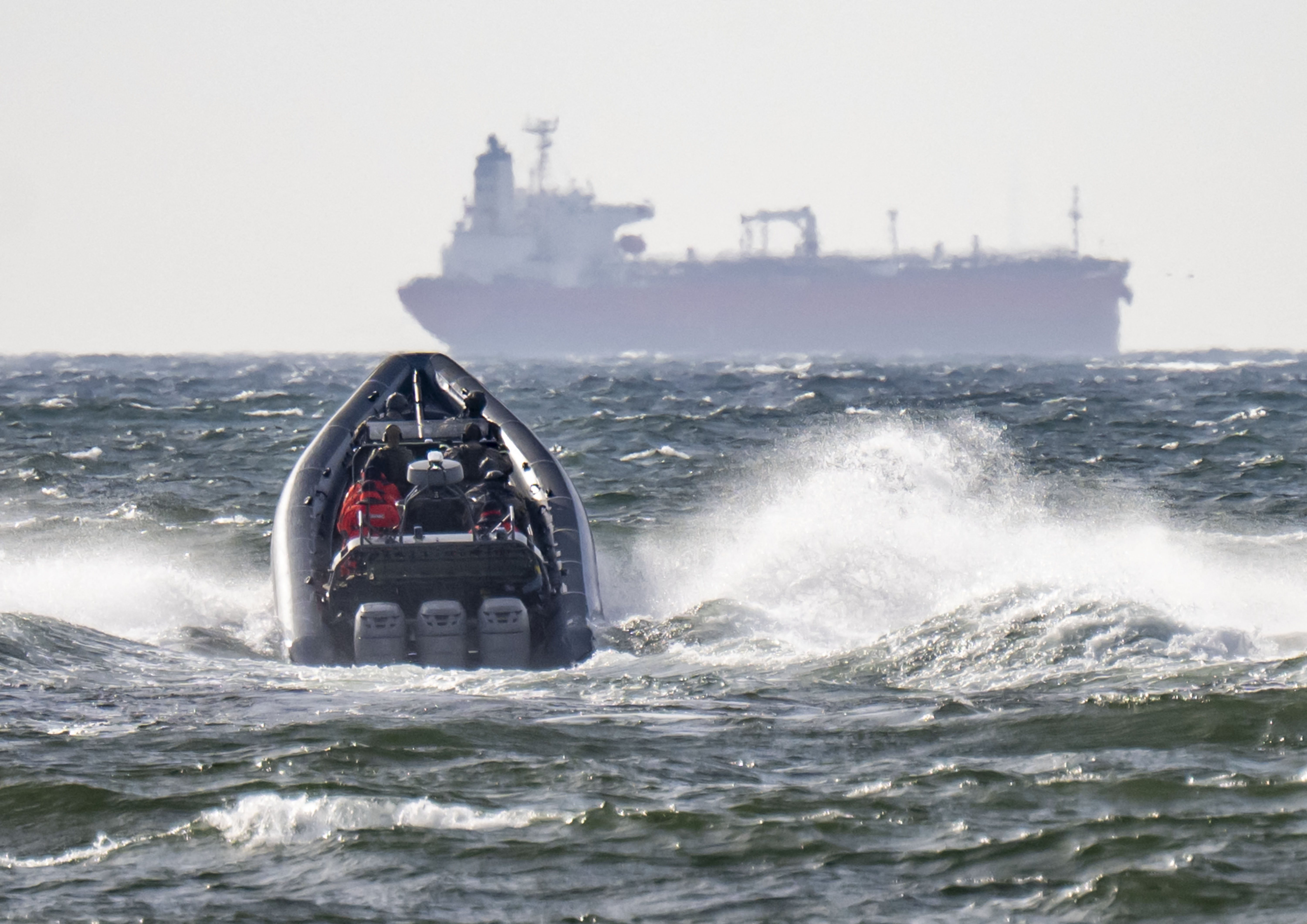 Gewapende oud-strijders Wagner controleren kapiteins Russische schaduwtankers