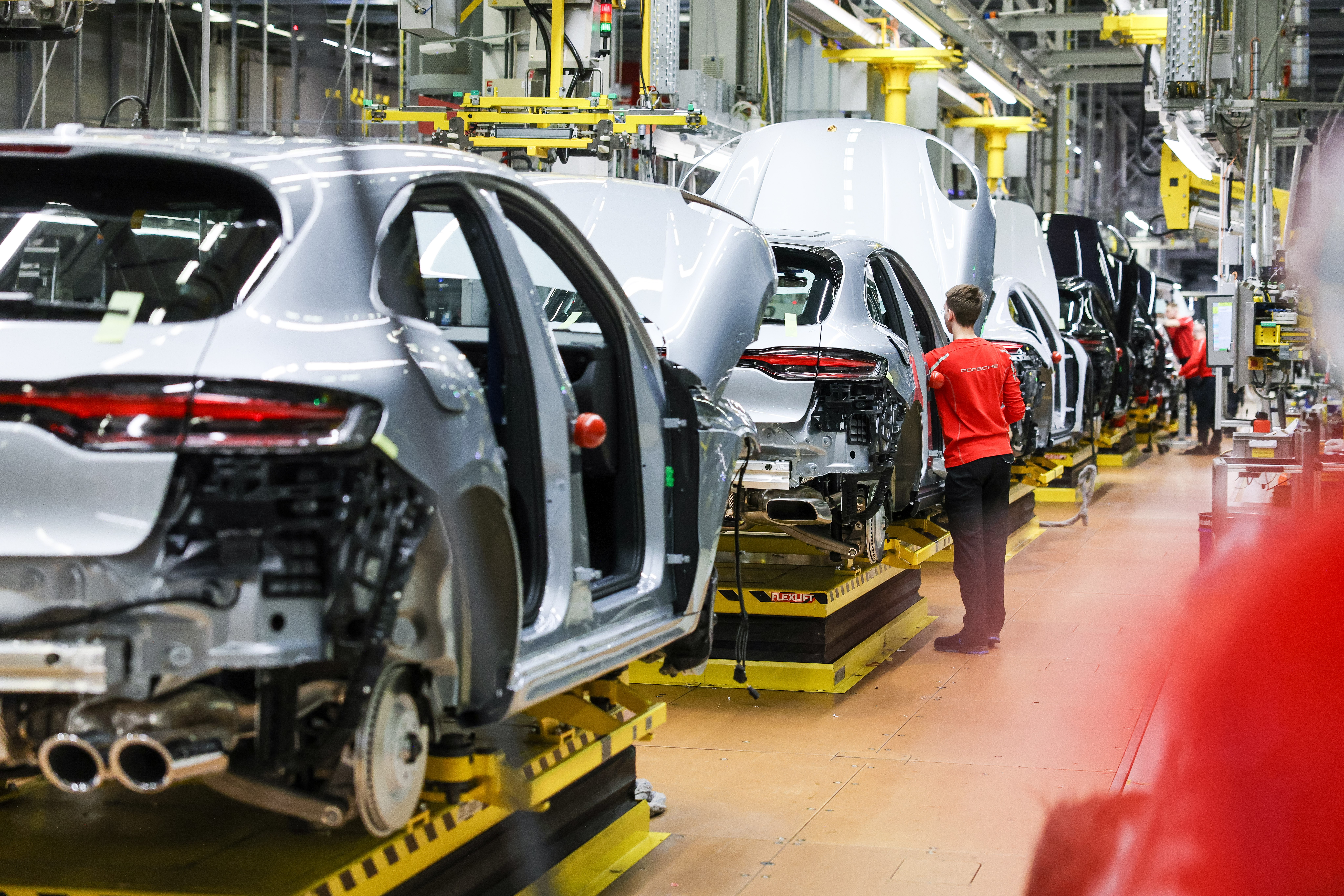 Porsche draait productie terug en schrapt extra kosten, ‘moet geld verdienen met minder auto’s’