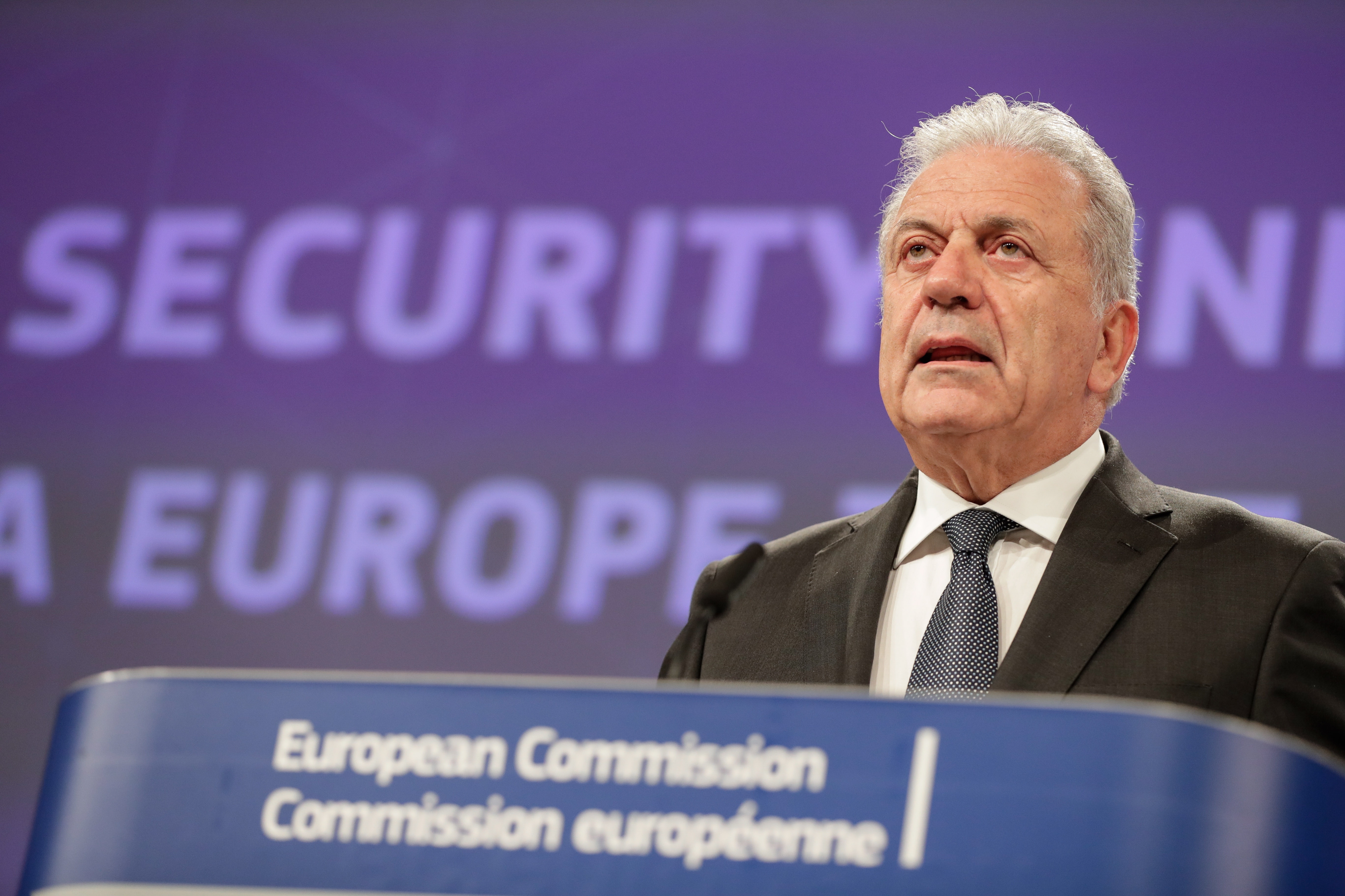 Arrestatiebevel voor ex-Eurocommissaris Avramopoulos in onderzoek naar Qatarschandaal
