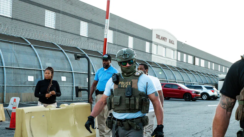 Image for the article: ICE stopt DNA van bijna 1 miljoen migranten in FBI-database: ‘Kenmerk van bijna dictatoriaal regime’