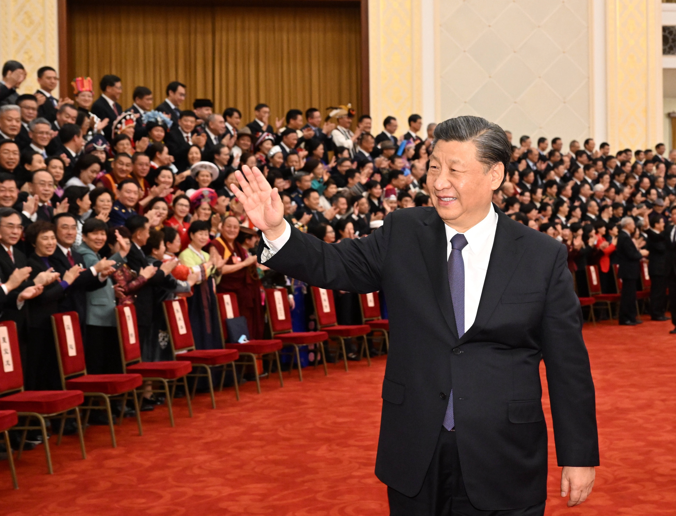 Xi Jinping zwaait naar leden van het 14e Nationaal Comité van de Chinese Politieke Raadgevende Volksconferentie (CPPCC) in Beijing.