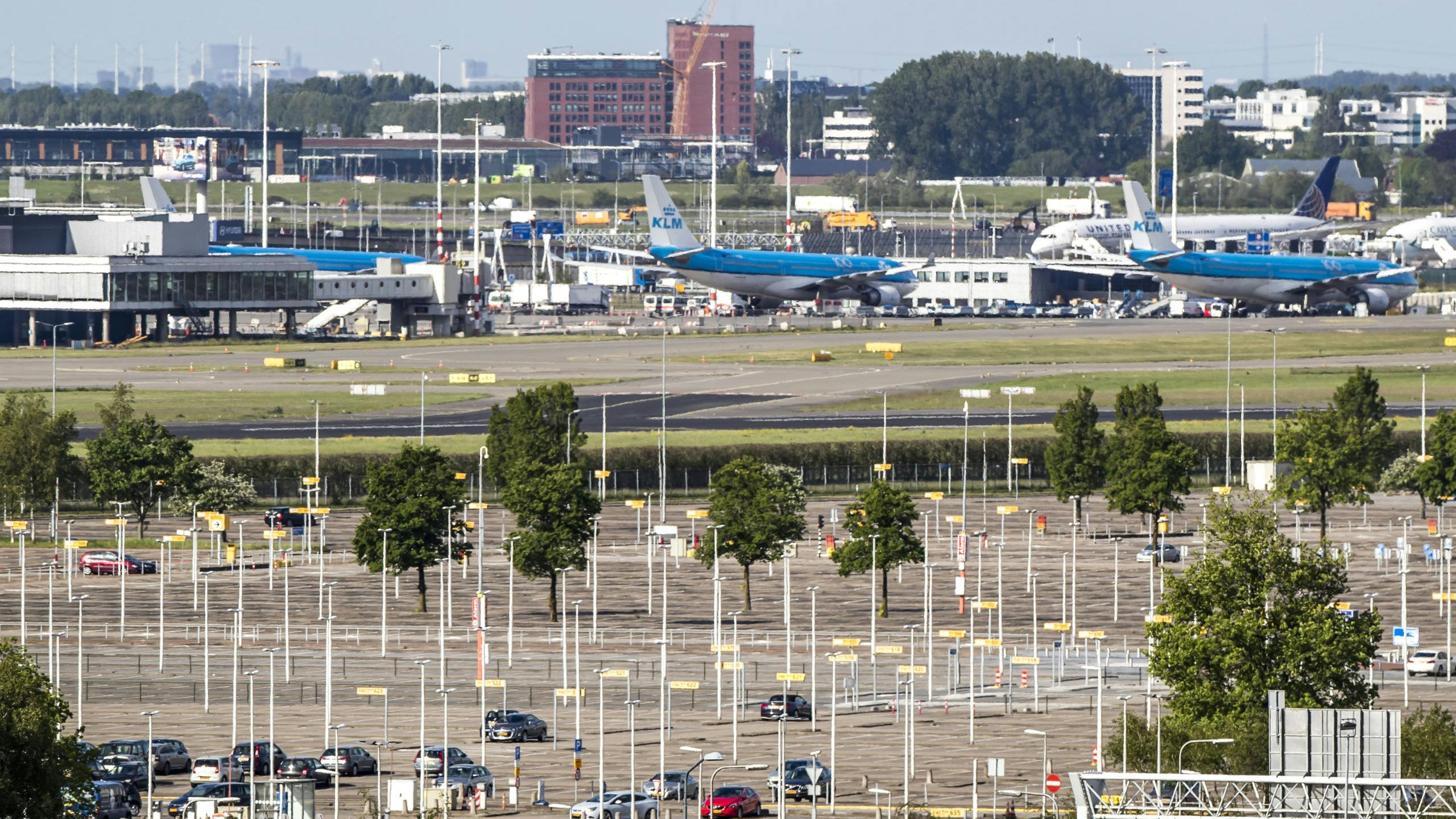 Een leeg parkeerterrein bij luchthaven Schiphol.  